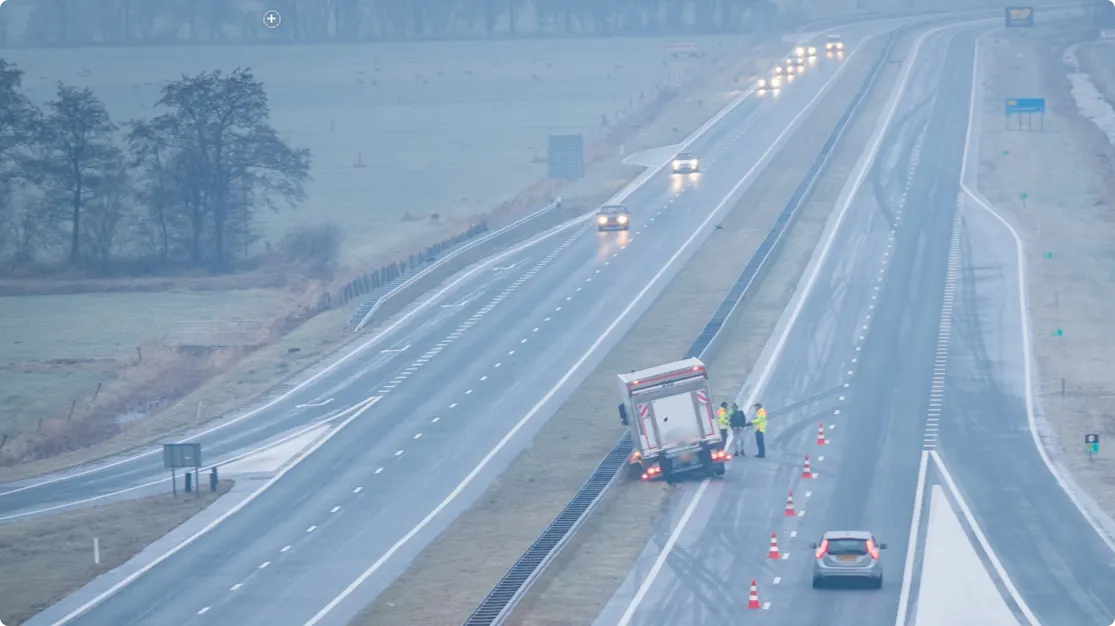 Vrachtwagen vast in middenberm op N31. Beeld: CAMJO media