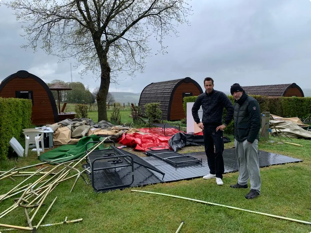 Martijn en Rinke bij hun weggewaaide tent