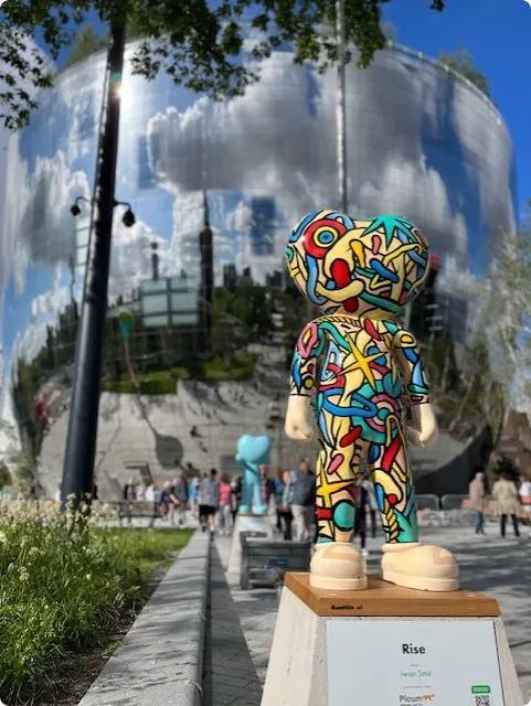 De beeldjes van het kunstproject Heart Work Heroes