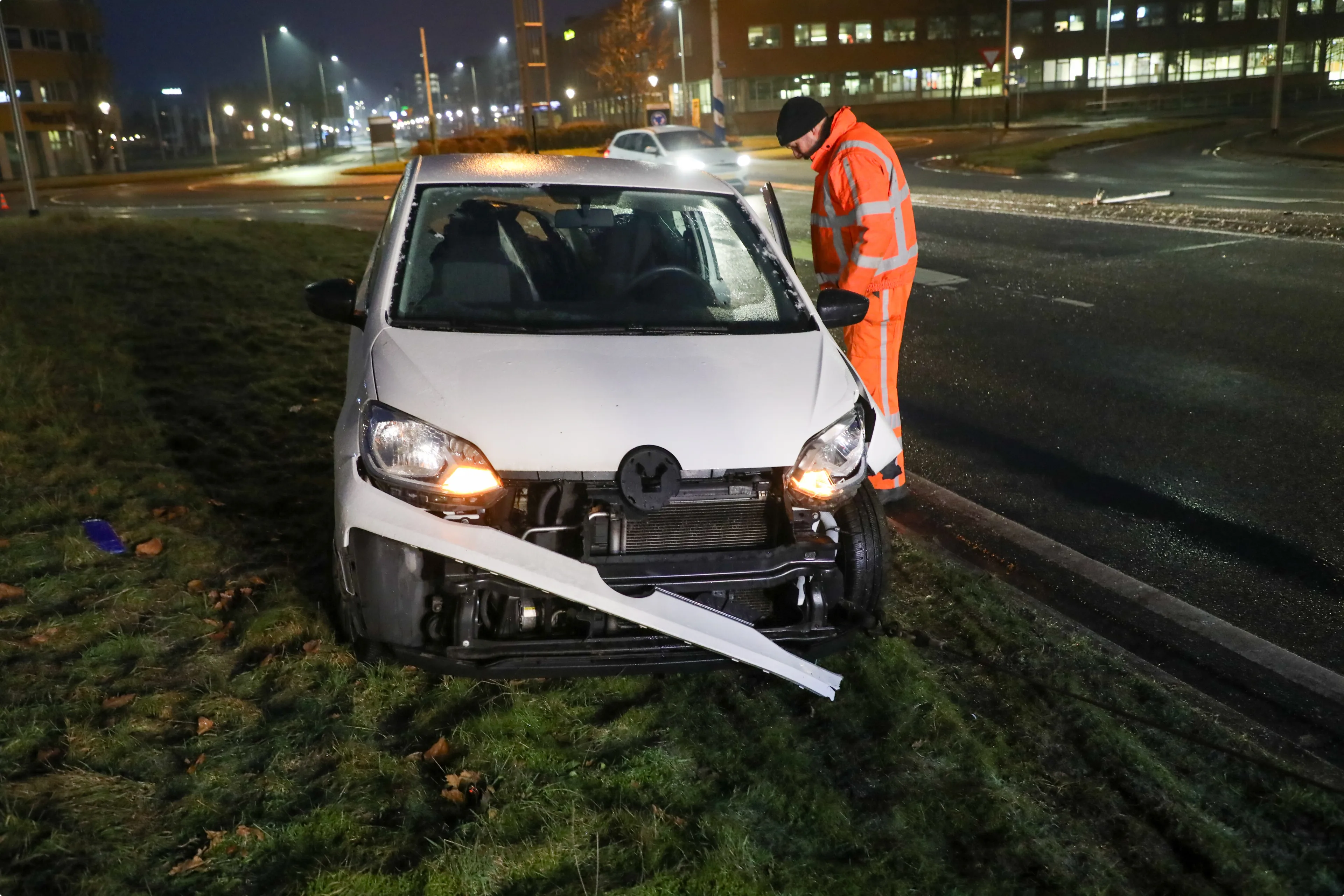 In Leeuwarden raakte een auto door de gladheid van de weg. Beeld: ANP
