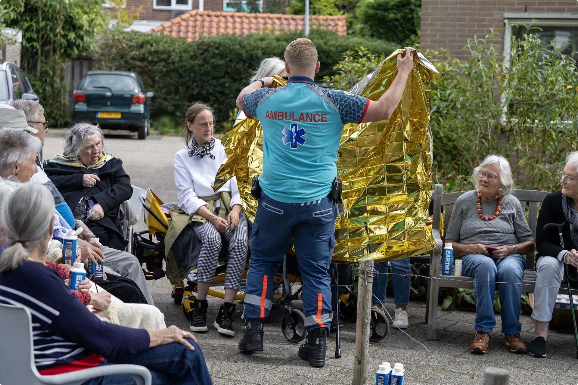 De bewoners wachten op straat tot ze hun huizen weer in kunnen - beeld: Mizzle Media/Michel van Bergen