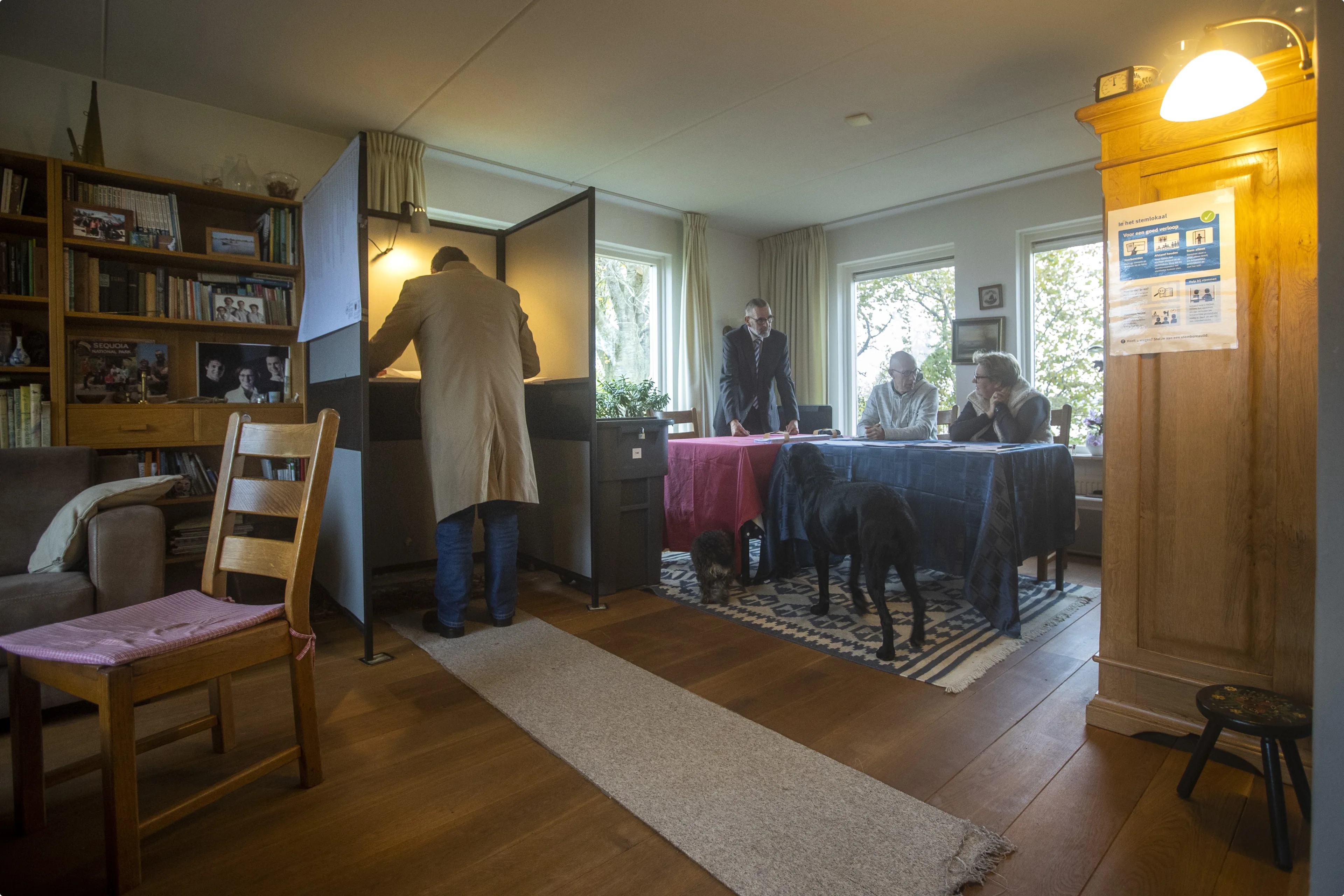 Een stemgerechtigde in het kleinste stembureau van Nederland tijdens de Tweede Kamerverkiezingen in 2023. Beeld: ANP.