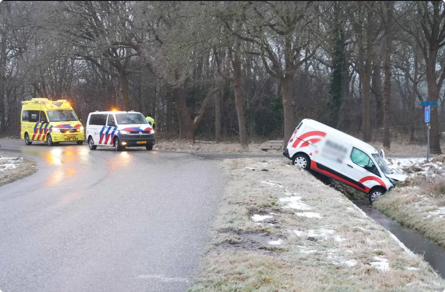 Busje in sloot in Tynaarlo. Beeld: Persbureau Meter