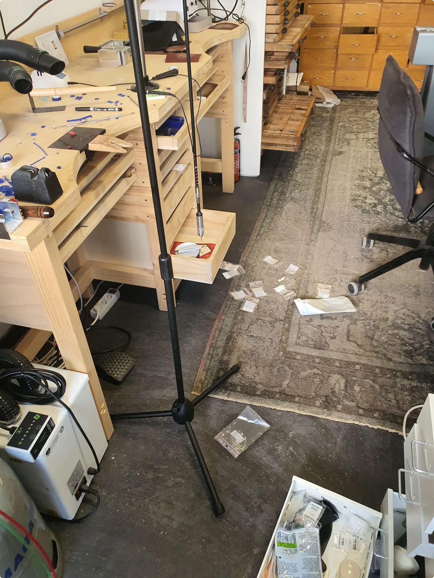 Haast alle lades in het atelier van Nicole zijn opengetrokken tijdens de inbraak