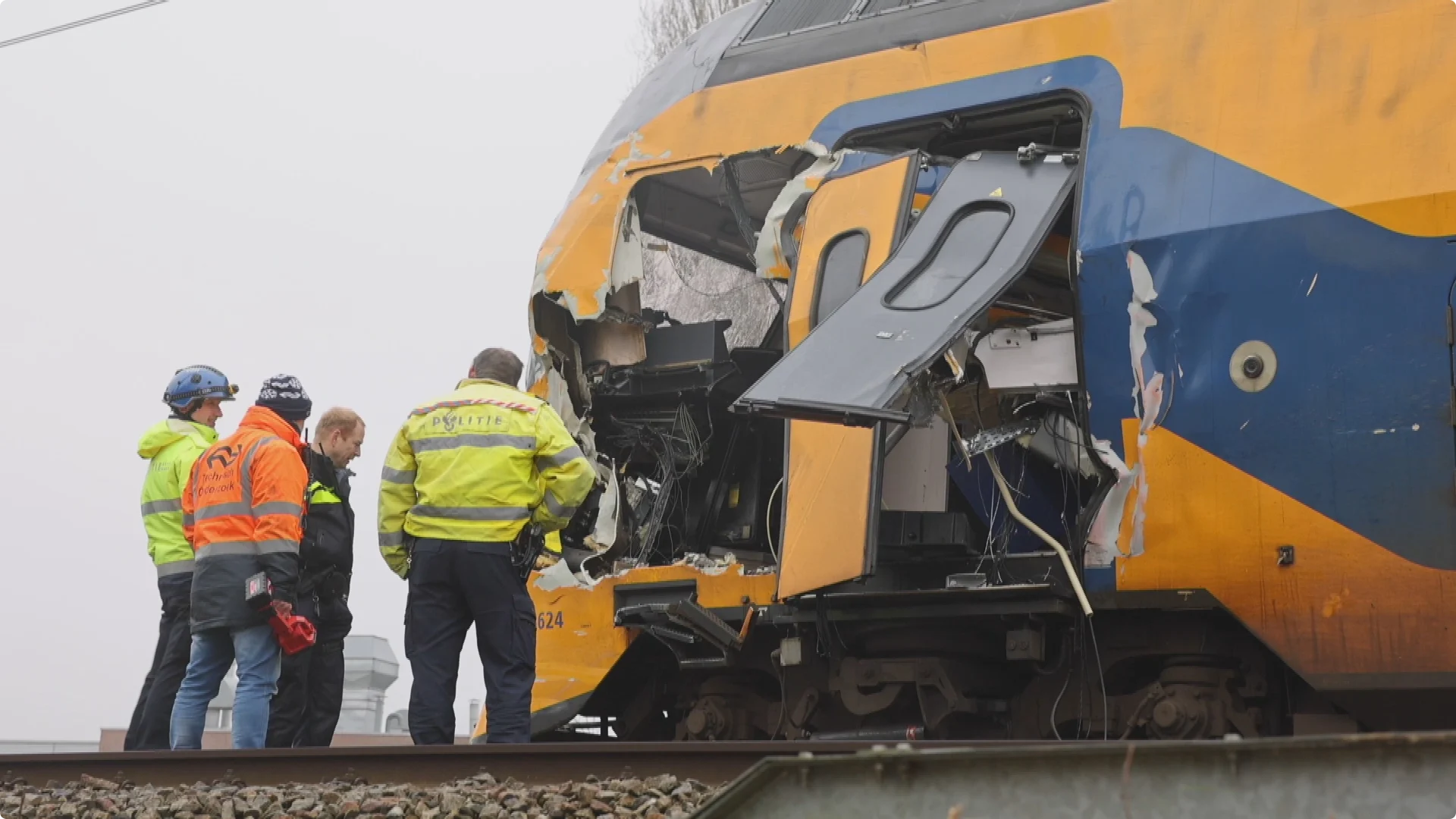 Hulpdiensten doen onderzoek bij de gehavende trein. Beeld: KLF Media / Menno Bausch
