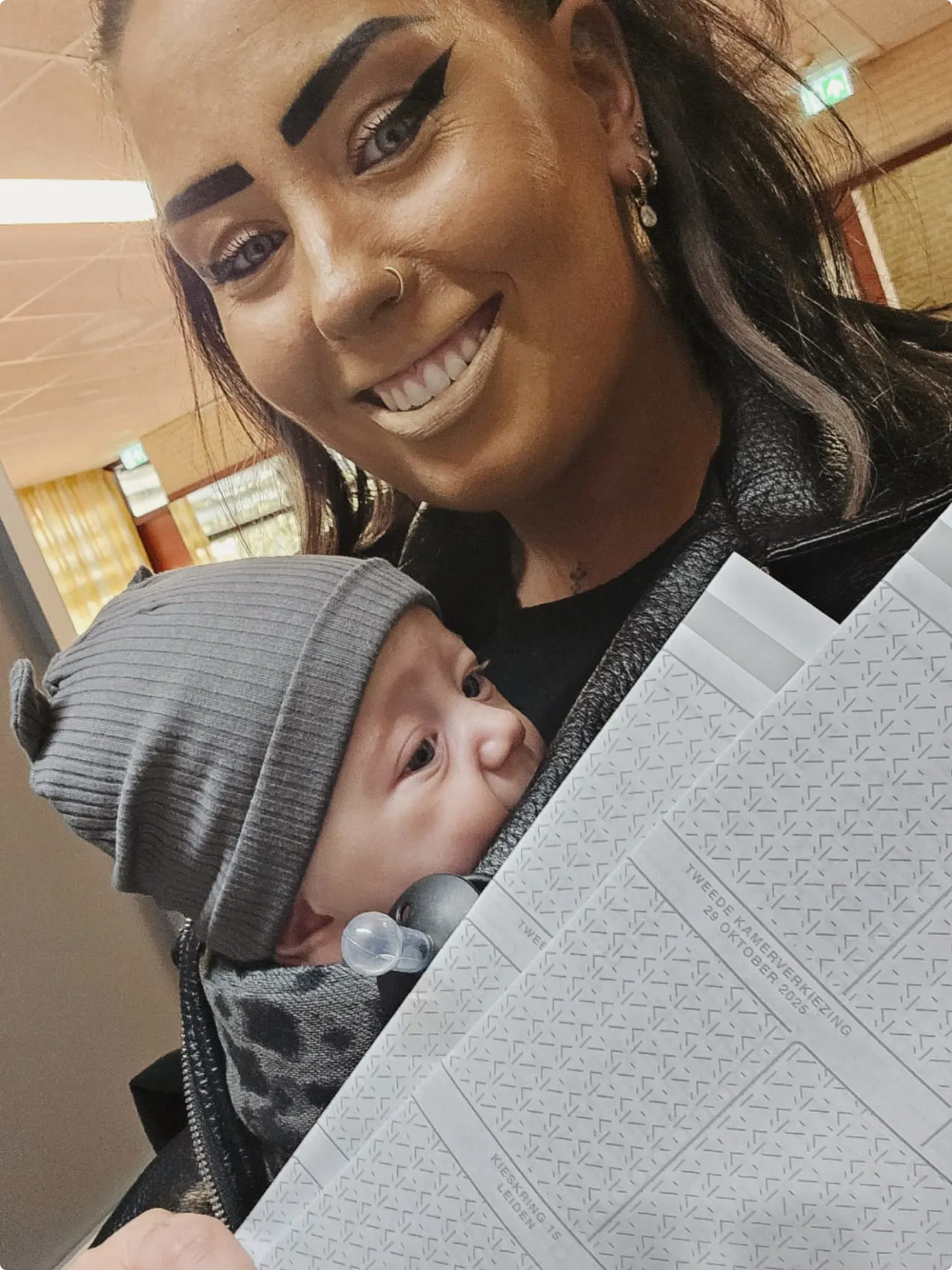 Cady en zoontje Devi in Gouda bij sporthal de Mamoet.