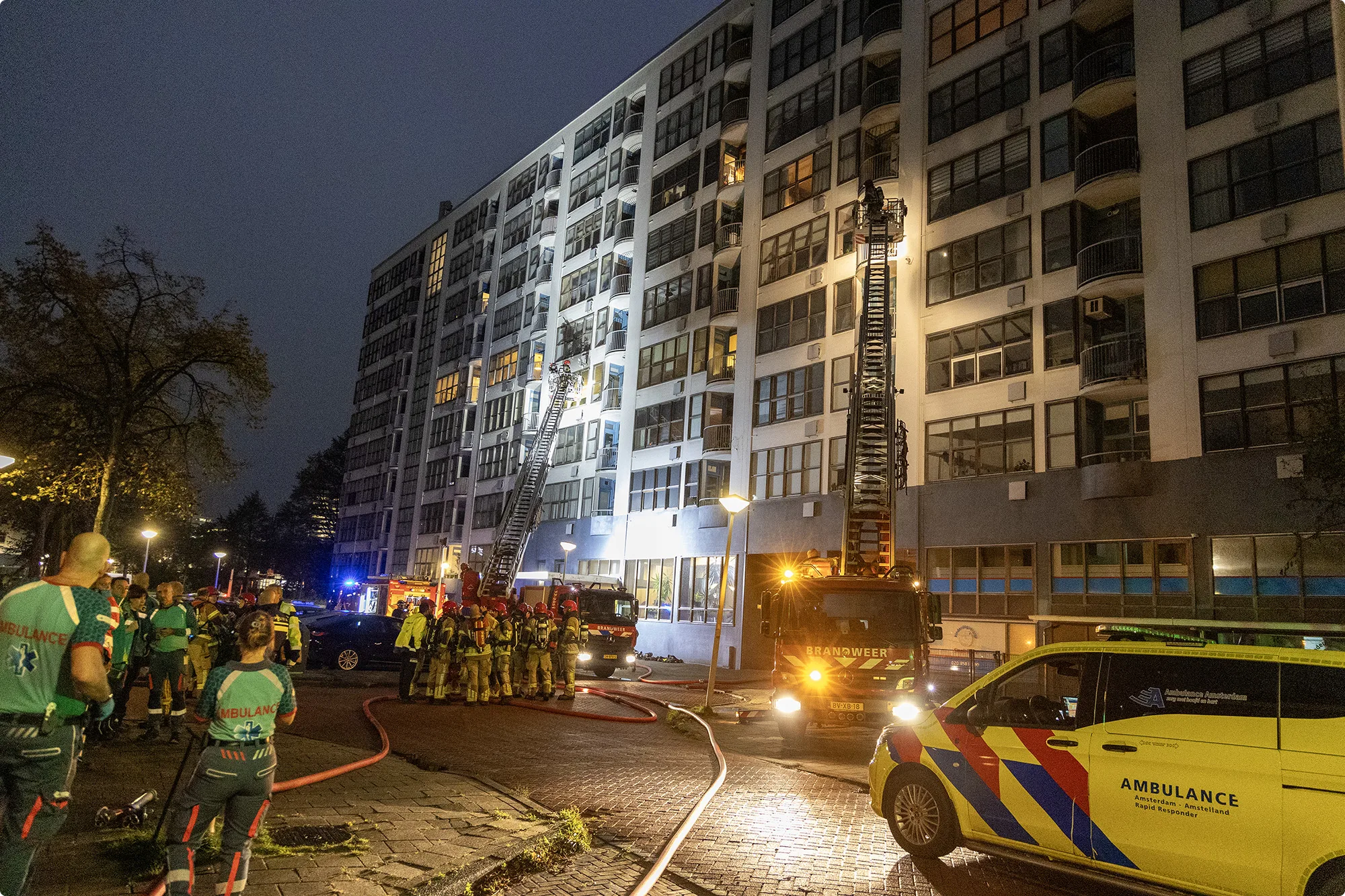 Het ontruimde flatgebouw in Amsterdam - beeld: Mizzle Media