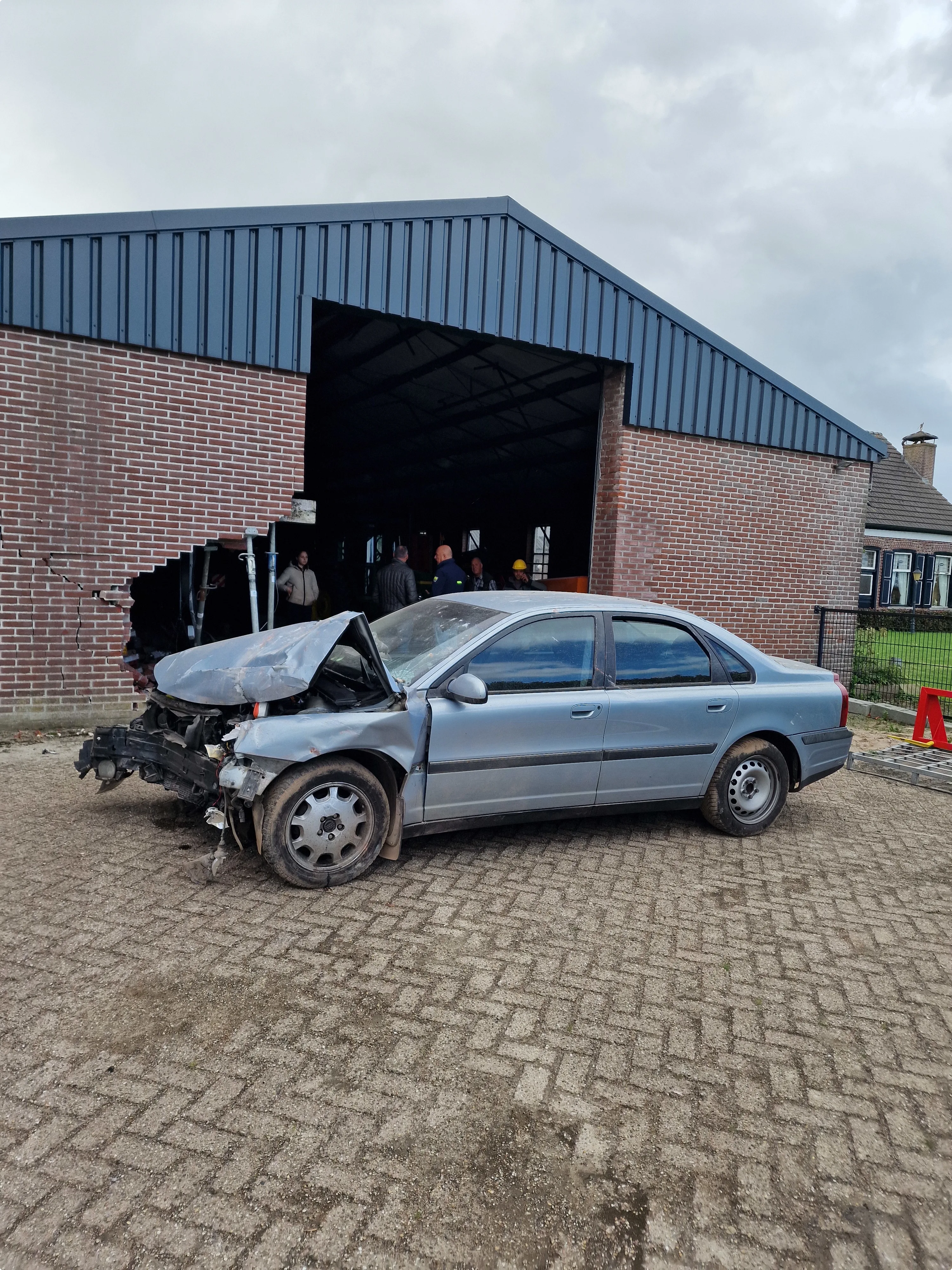 De auto met Frans kenteken vloog vorige week uit de bocht en kwam terecht in de stal van Jan. Beeld: Steven McGill