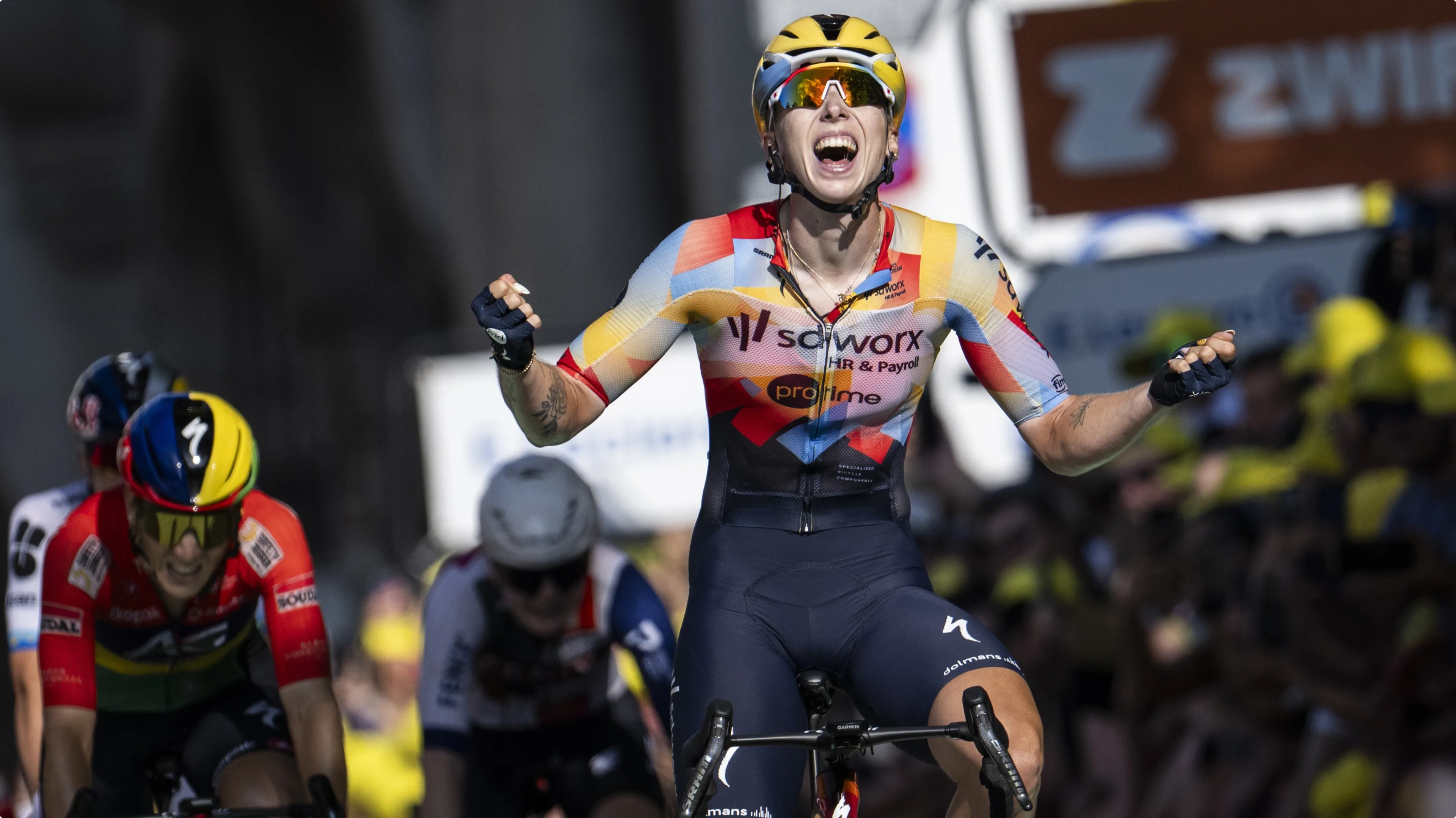 Wiebes komt als eerste over de streep en pakt geel. Foto: ANP