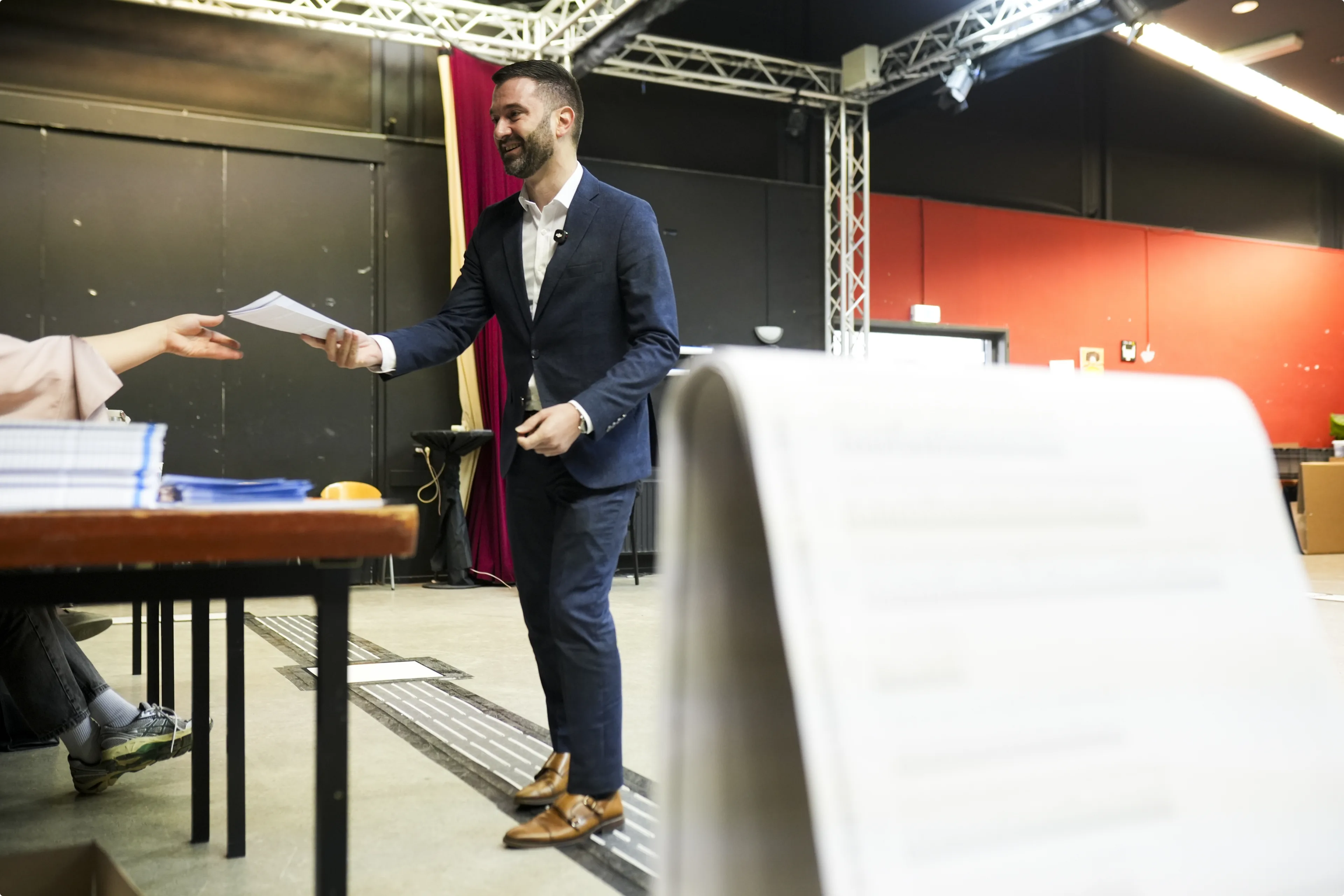 Politiek leider en Kamerlid Stephan van Baarle van DENK brengt in verzamelgebouw ‘s Klooster zijn stem uit bij de gemeenteraadsverkiezingen. Beeld: ANP