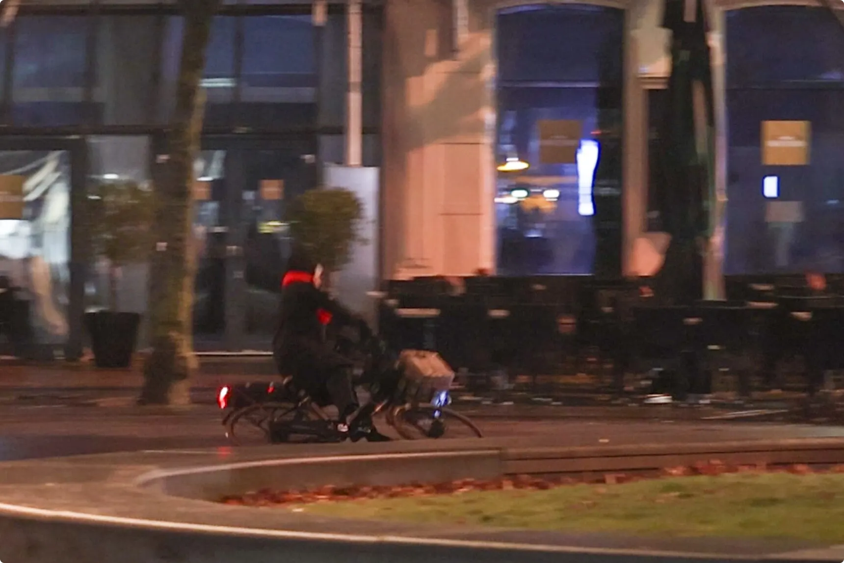 Fietsers onderuit op spekgladde wegen Leeuwarden. Beeld: CAMJO media
