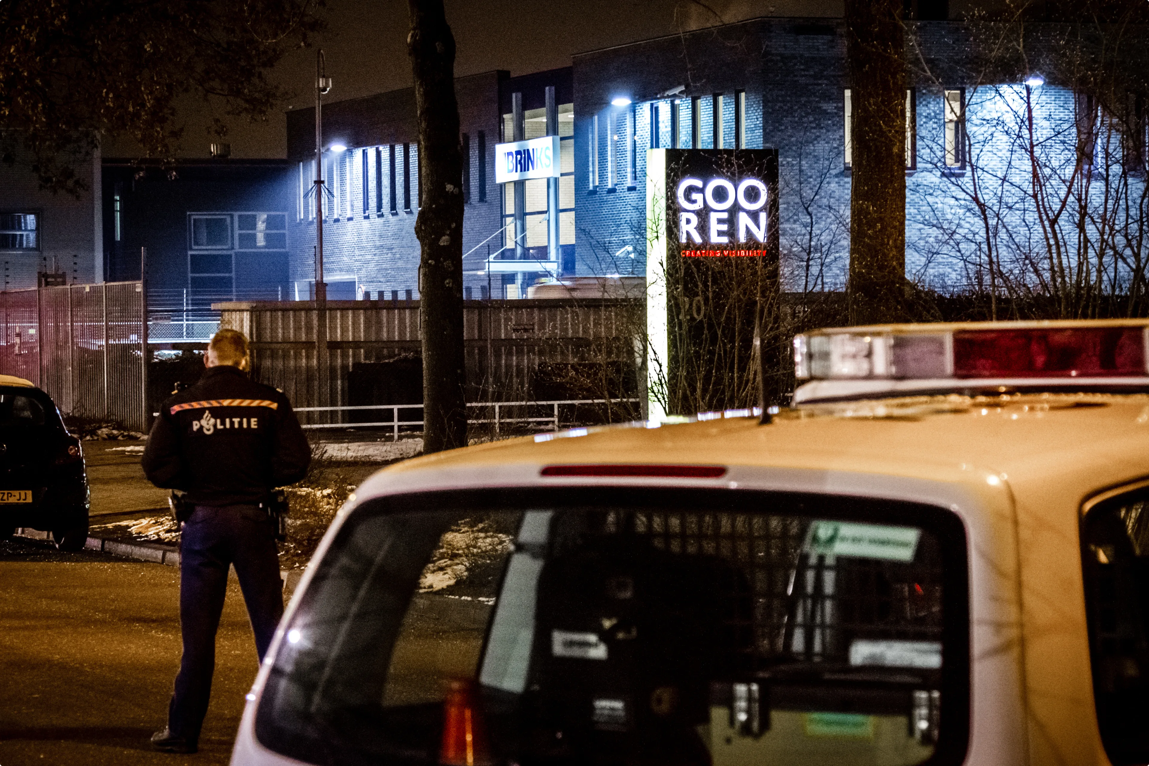 Politie bij het pand van Brinks geldtransport in Best.