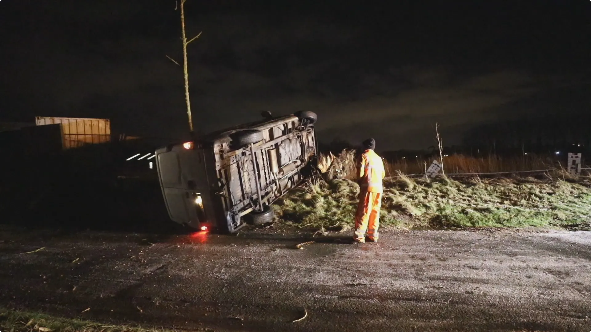 In Eembrugge kwam een bus op zijn kant terecht. Beeld: Caspar Huurdeman