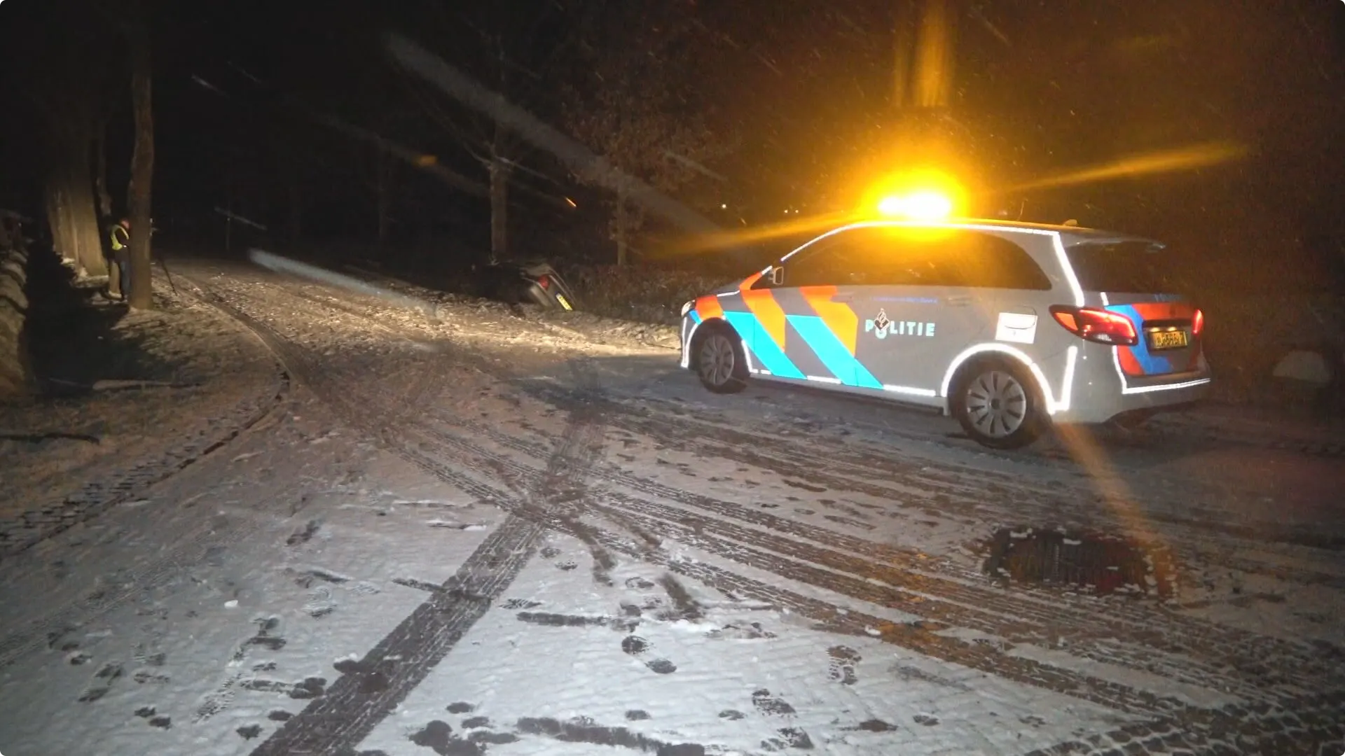 Auto's glijden van de weg: meerdere ongelukken door gladheid.