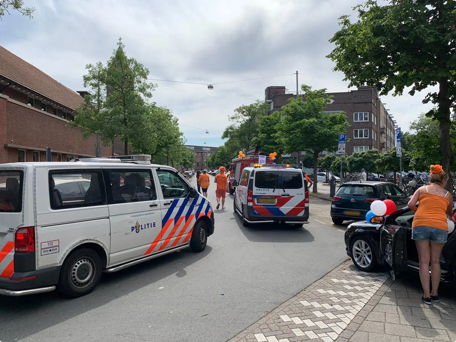 De politie zet de wagen van Edwin klem