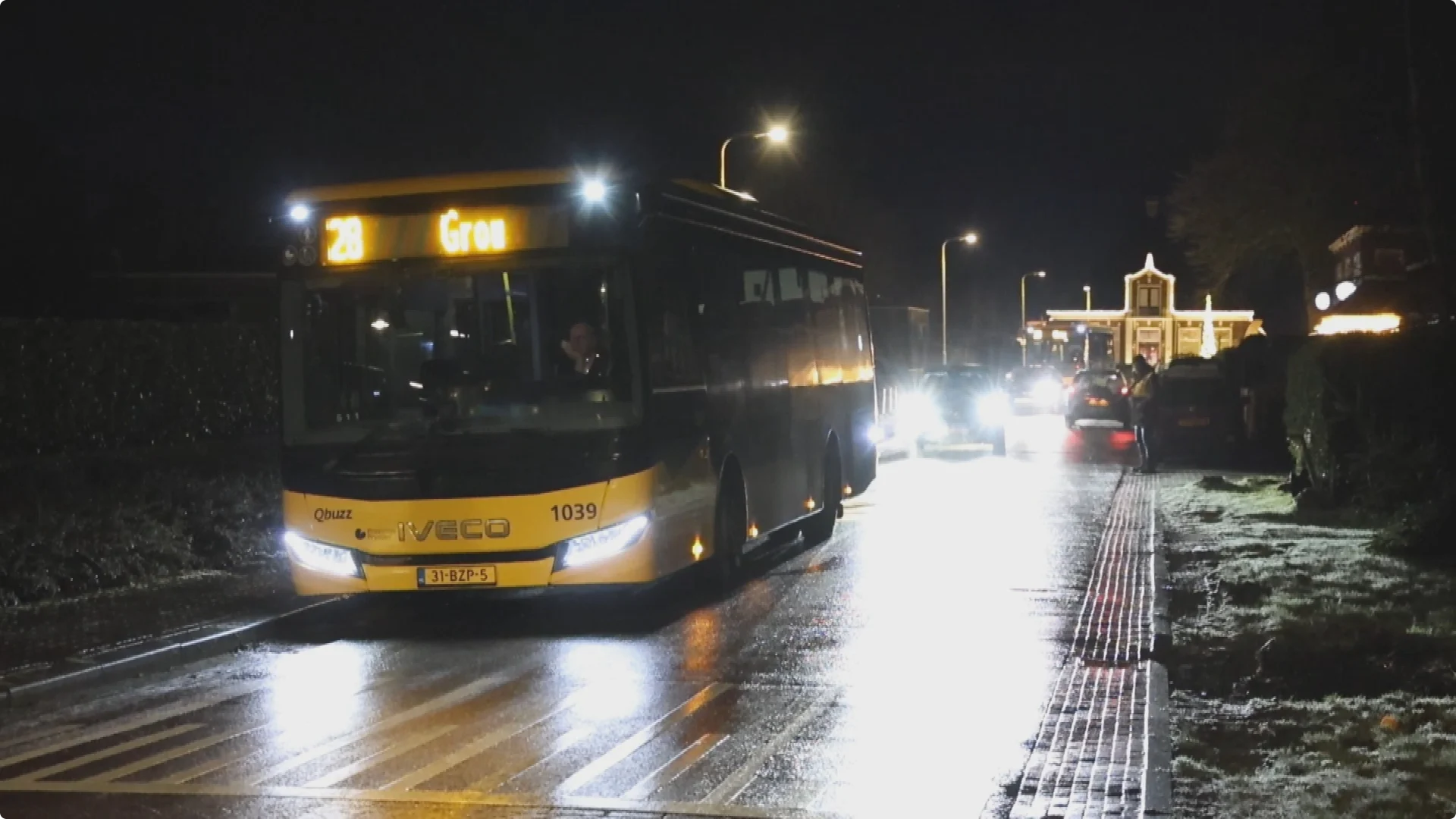 Een van de bussen die niet meer vooruit kon komen door de gladheid in Jirnsum. Beeld: CAMJO media / Noormannen