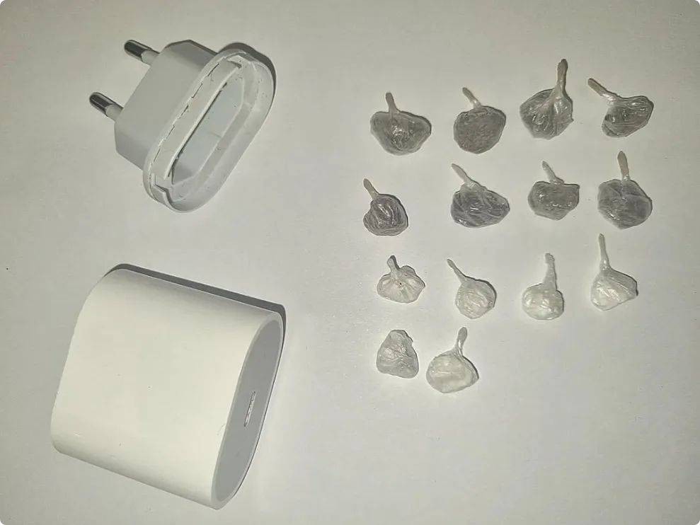 In een holle adapter had de dealer drugs verstopt Beelden: Politie Best en Oirschot