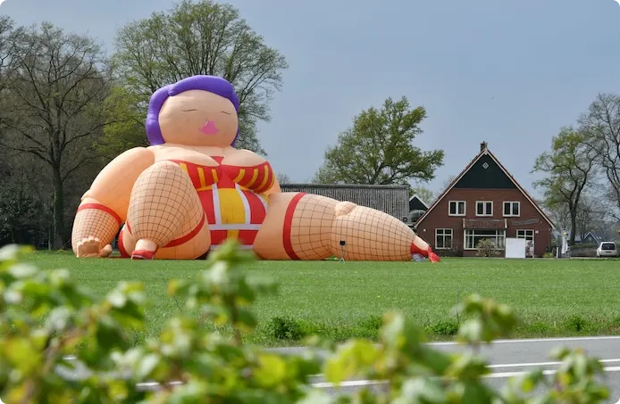 Opblaas-Sara van 12 meter steelt de show in Twents weiland. Beeld: Tubantia