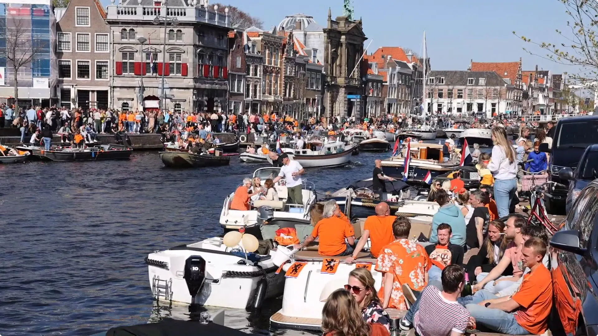 Drukte op koningsdag Spaarne in Haarlem