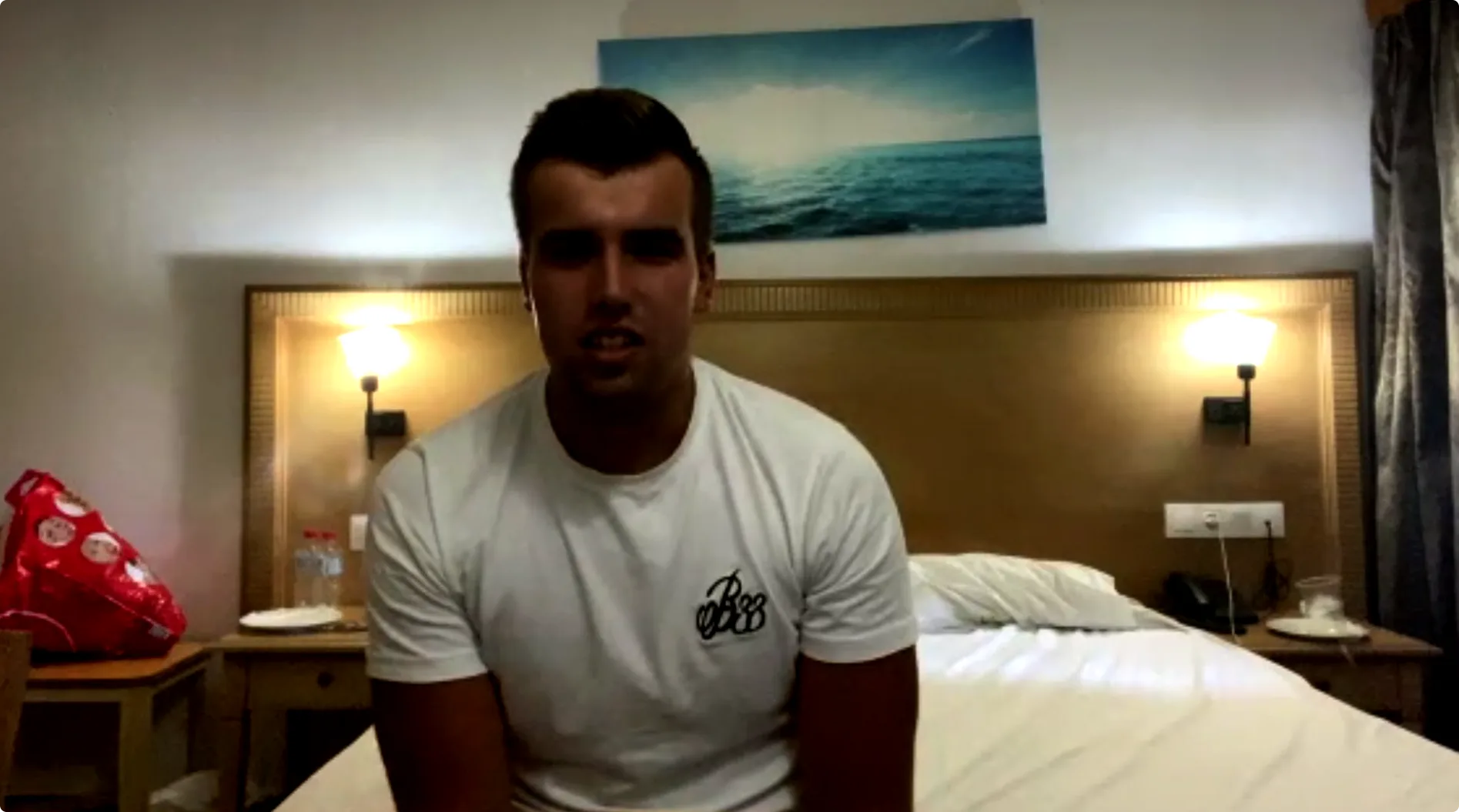 Lars van Beek zit de hele dag op zijn kamer in Chersonissos, ant hij heeft corona. 