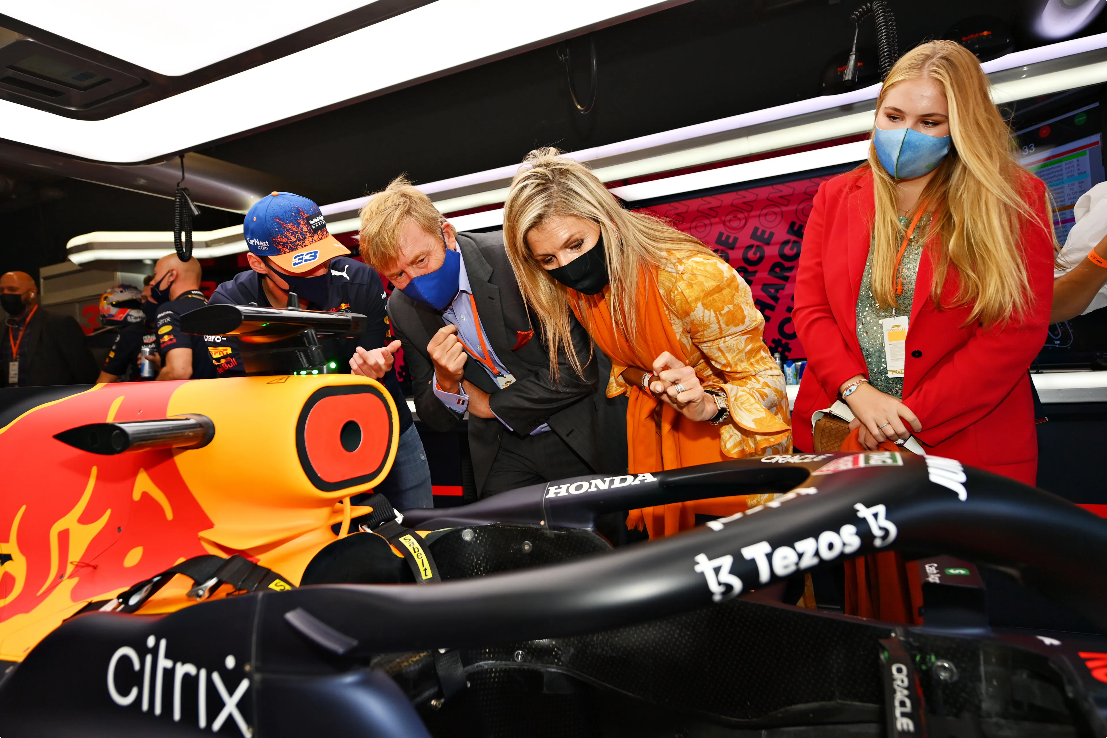 De koninklijke familie neemt een kijkje in de bolide van Verstappen.