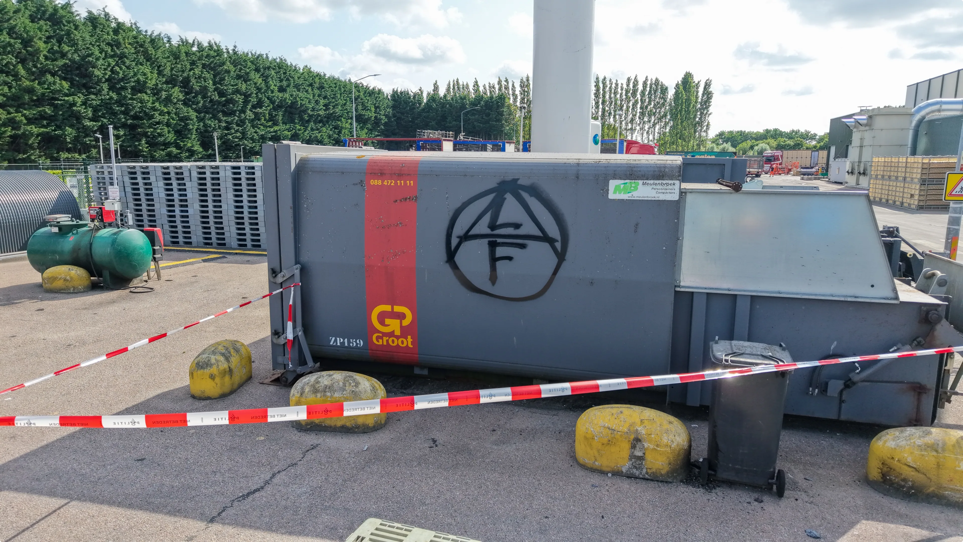 Het logo zou van het Animal Liberation Front zijn - beeld: RVP media