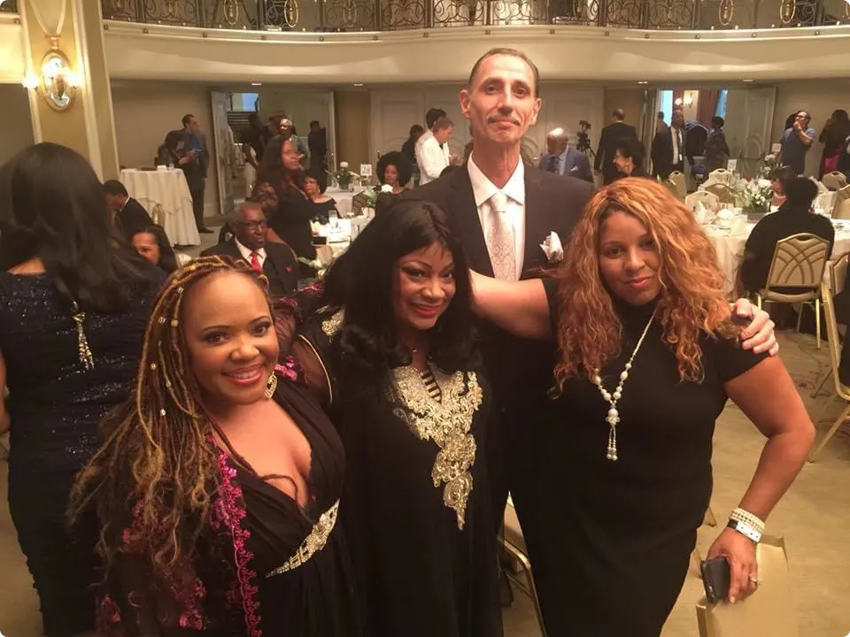 Marc Janssen met (v.l.n.r.) Sherry Gordy, Mona Holland en Crystal (dochter van een van de originele Drifters). Beeld: Marc Janssen.