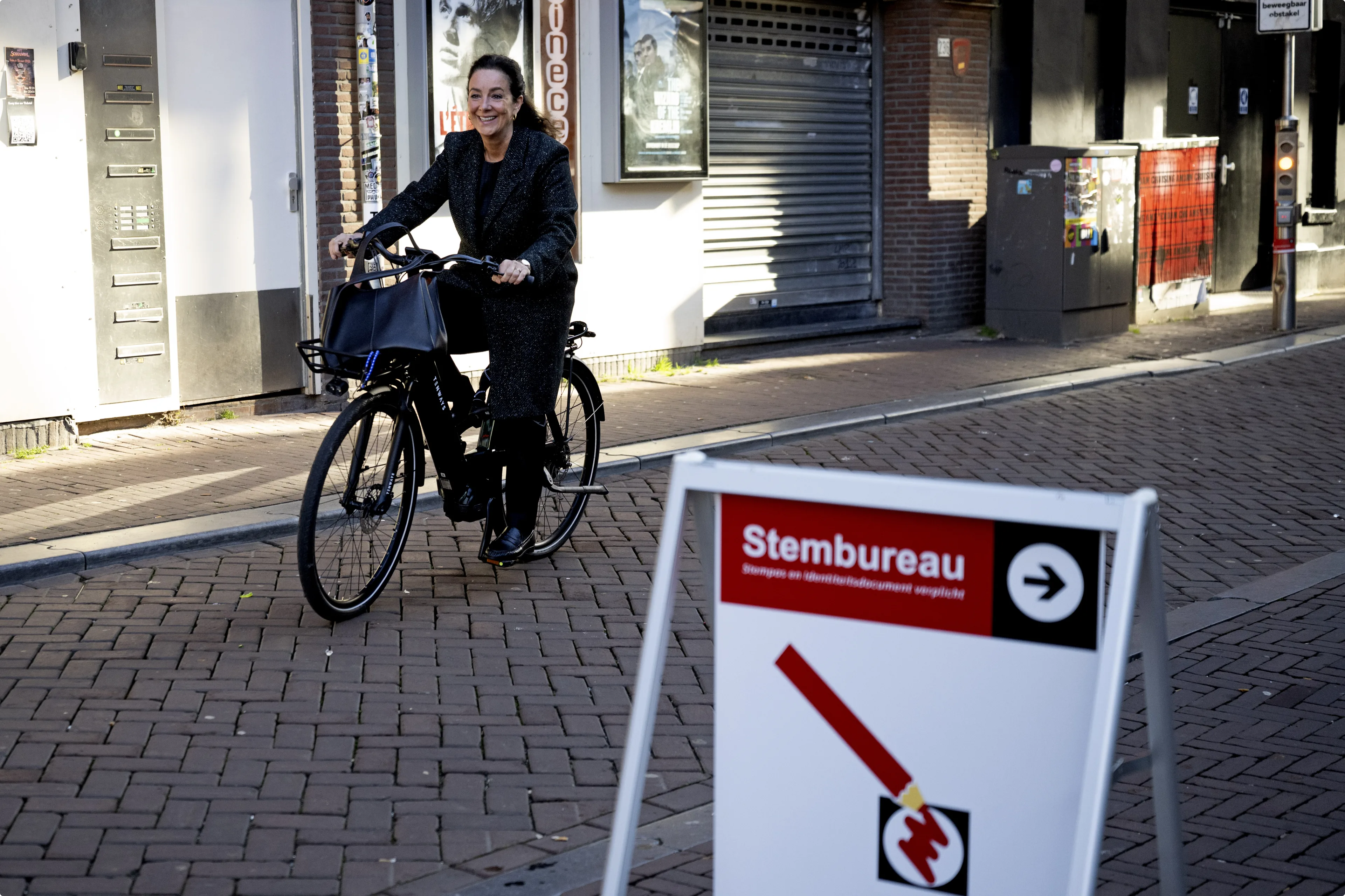 De Amsterdamse burgemeester Femke Halsema arriveert bij poppodium Melkweg om haar stem uit te brengen voor de gemeenteraadsverkiezingen. Beeld: ANP