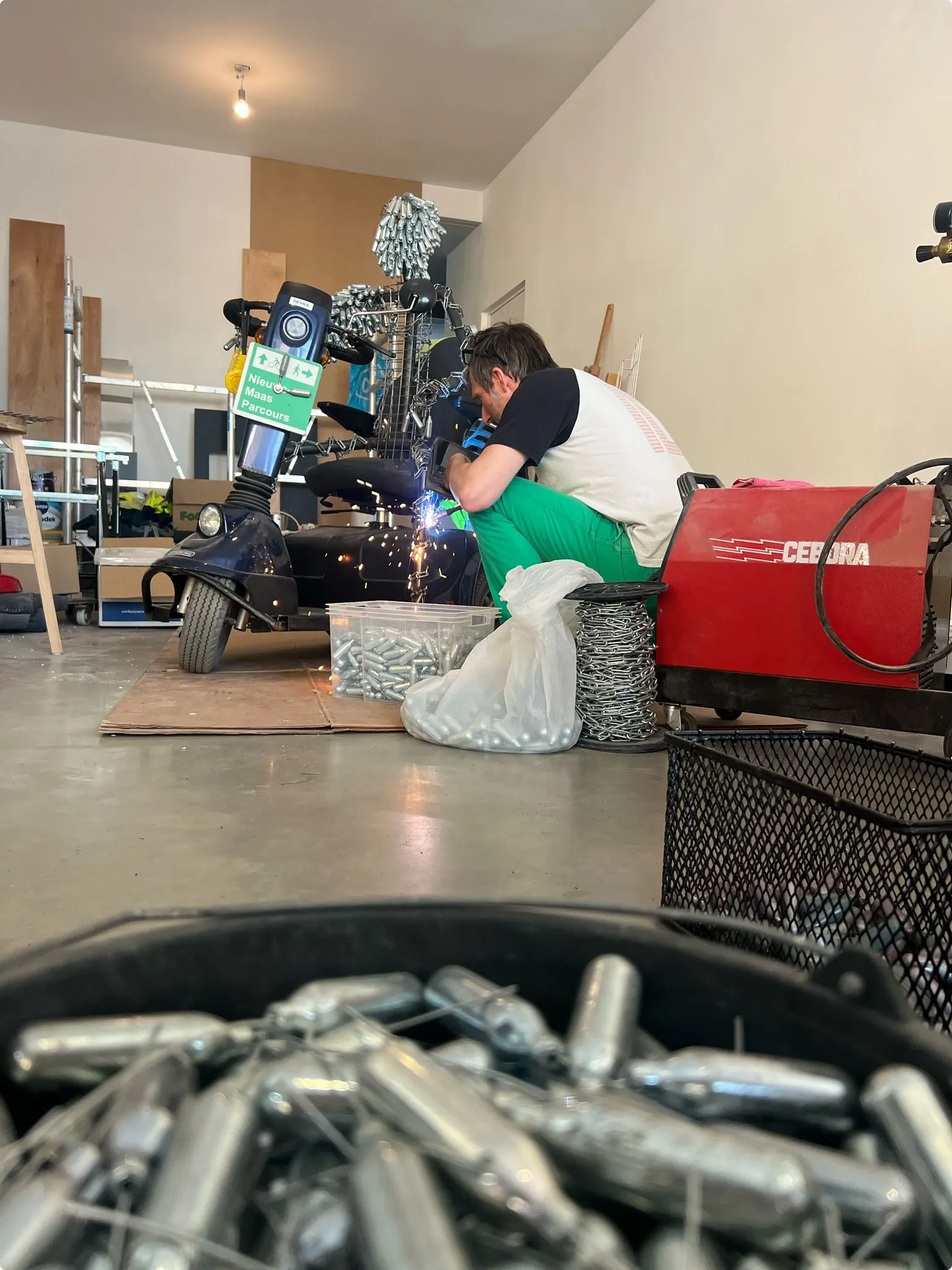 Beeldhouwer André Pielage die bezig is met het beeld. Beeld: Hart van Nederland