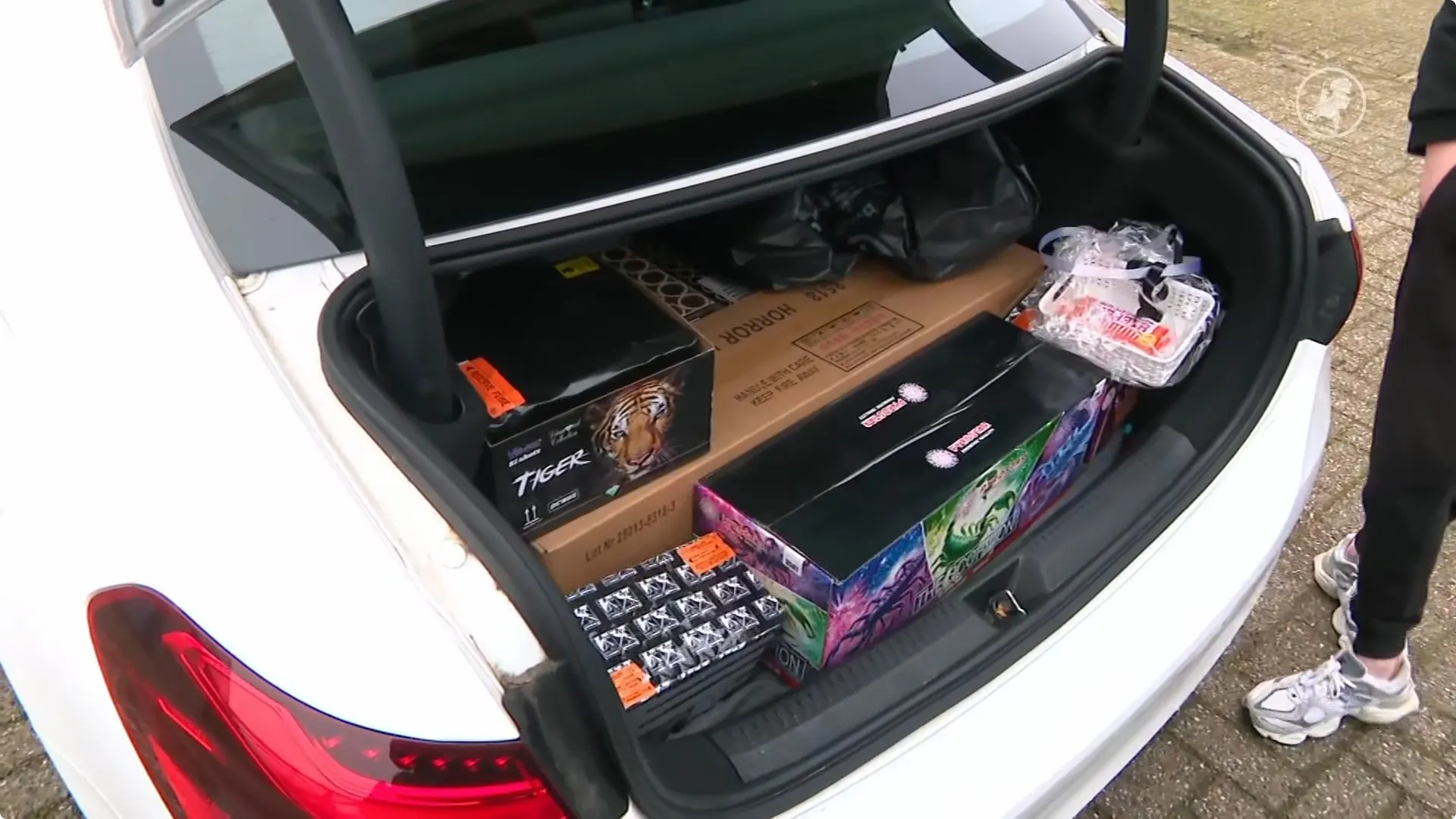 De grootste vangst van de actie: een kofferbak vol met illegaal vuurwerk gekocht in België. Beeld: Hart van Nederland