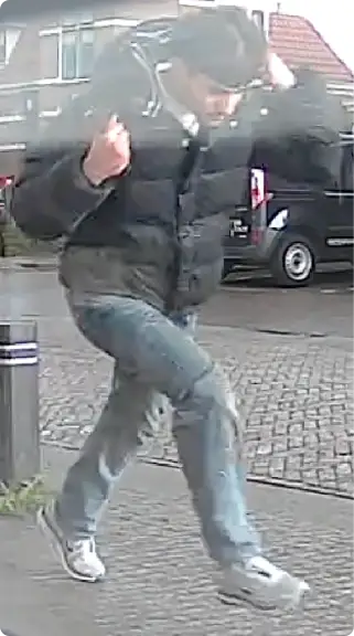 De nepagent nadat hij de oudere vrouw heeft beroofd. Beeld: Politie