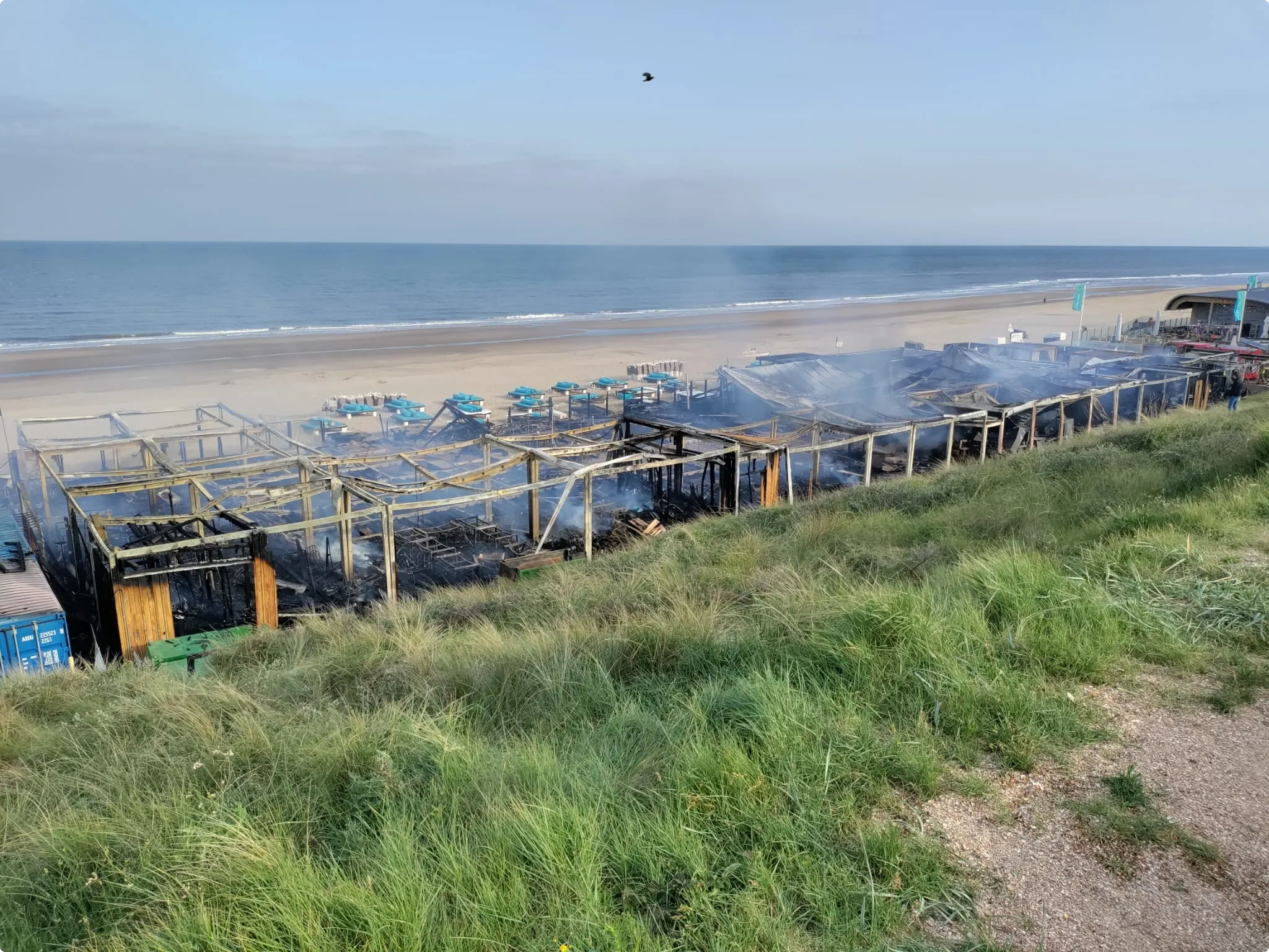 Bij daglicht is de ravage duidelijk zichtbaar.