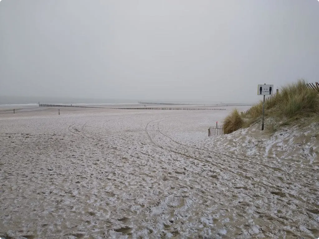 Foto gemaakt door Huib Lievense Domburg. De stranden in het zuidwesten worden langzaam wit.