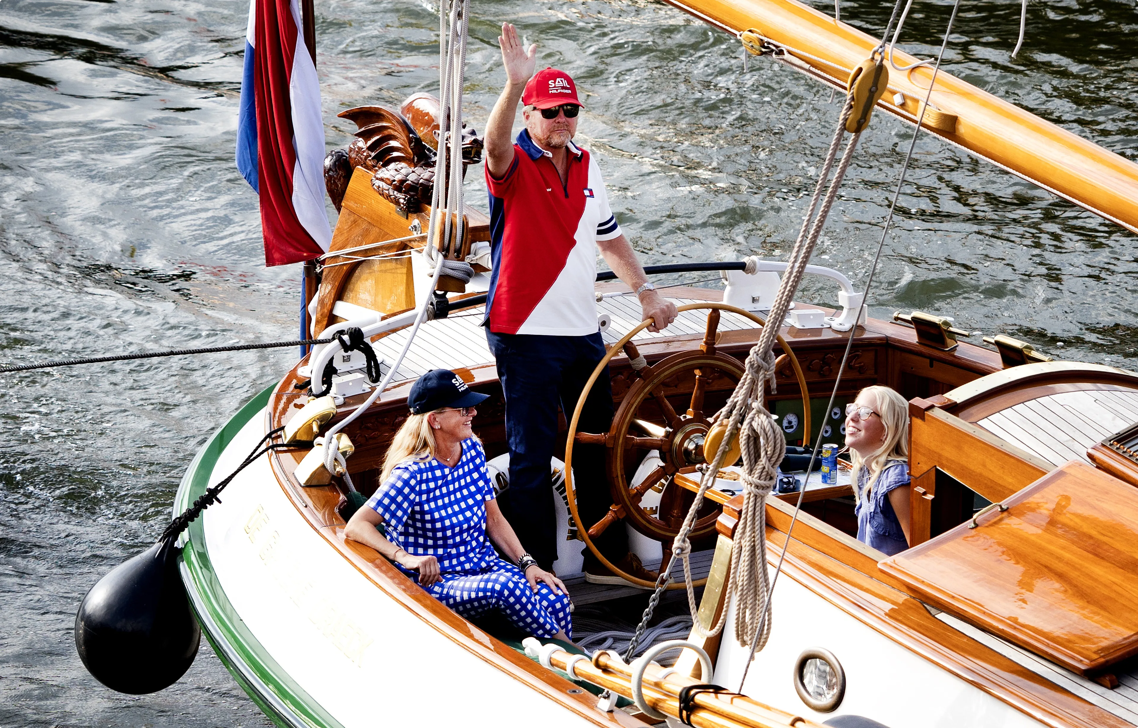Koning Willem-Alexander, prinses Mabel en gravin Luana op de Groene Draeck tijdens Sail2025. Beeld: ANP