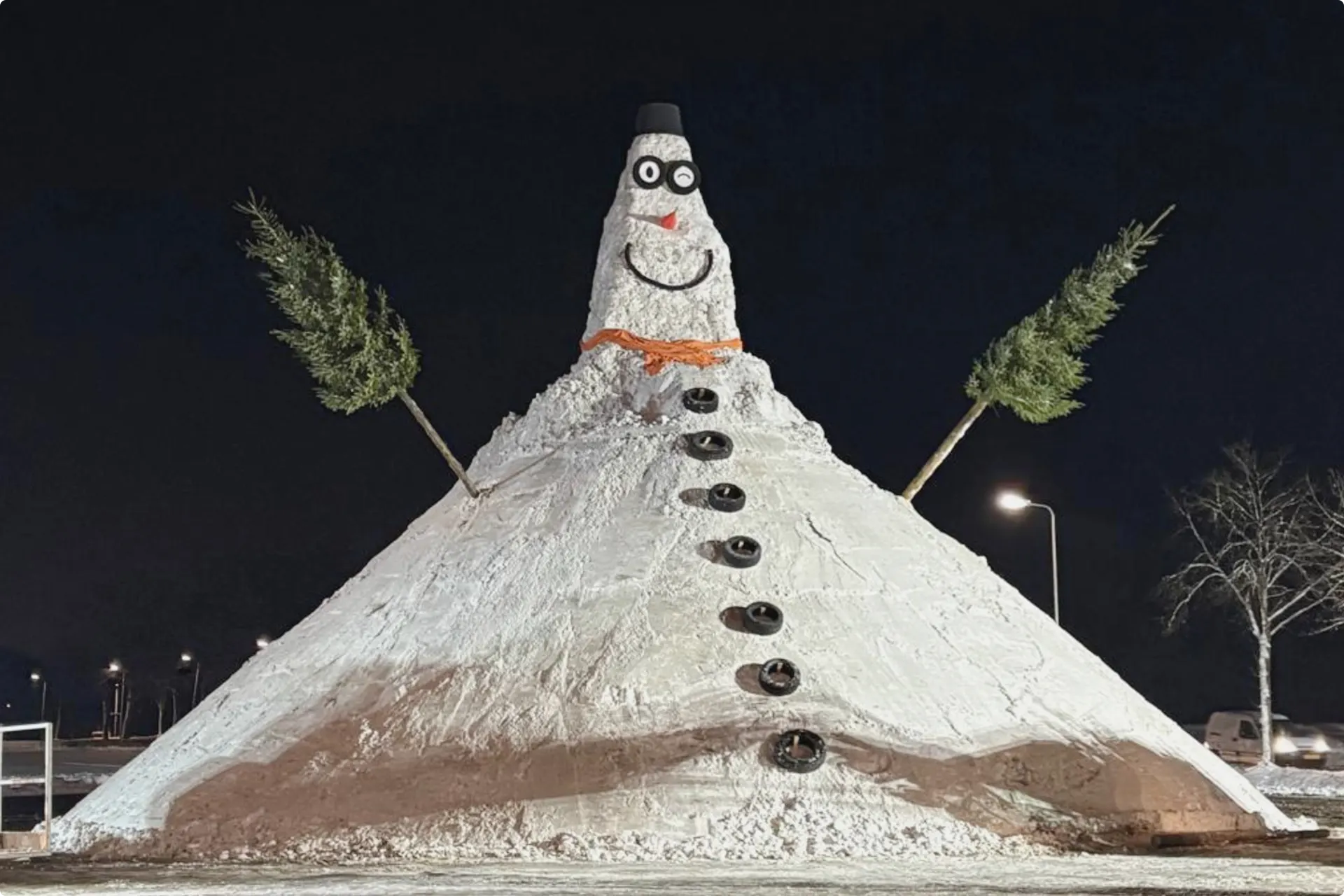 De sneeuwreus in Staphorst zoals ie dinsdagavond staat.