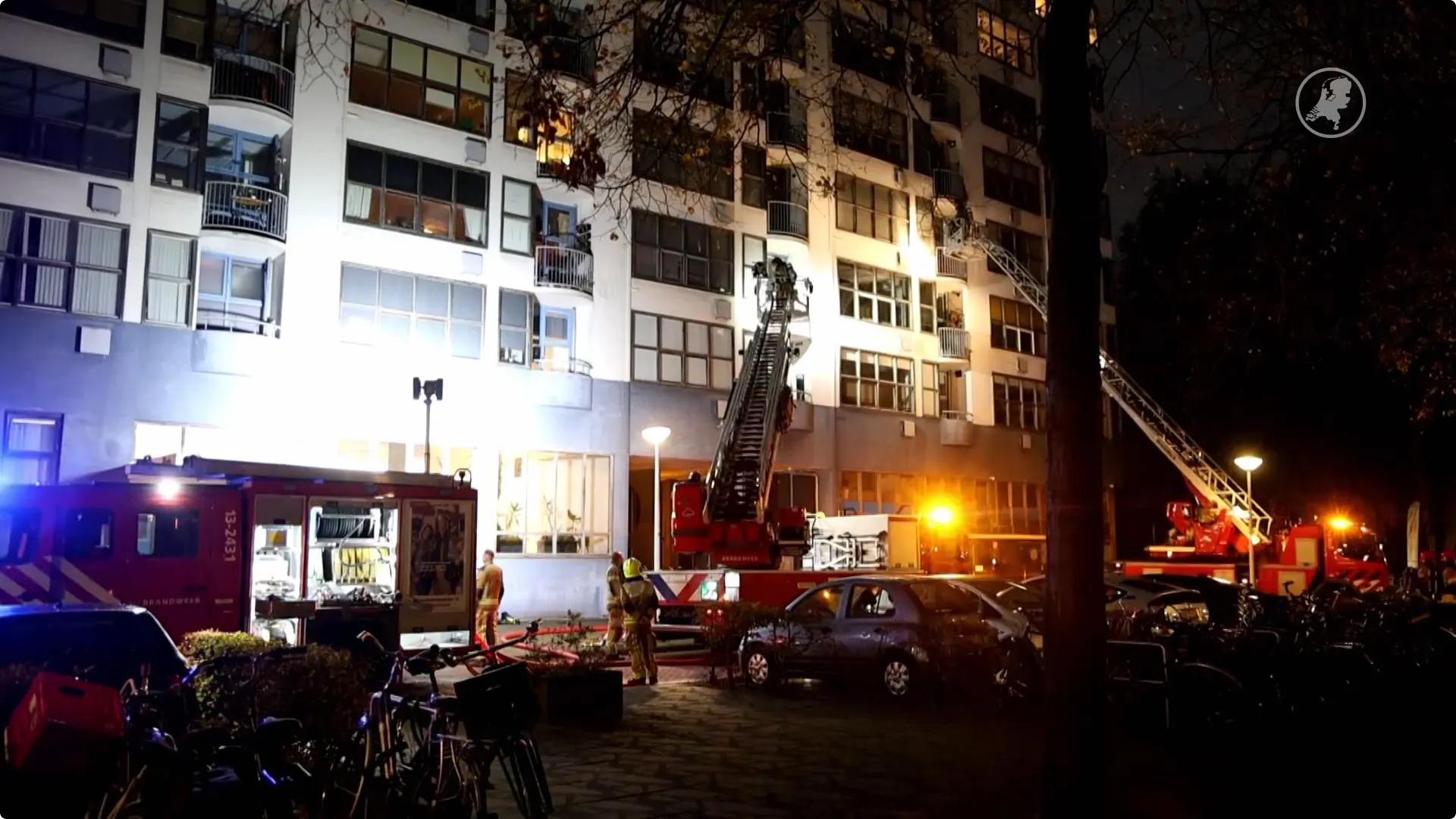 Alle woningen in flat Amsterdam onbewoonbaar na dodelijke brand