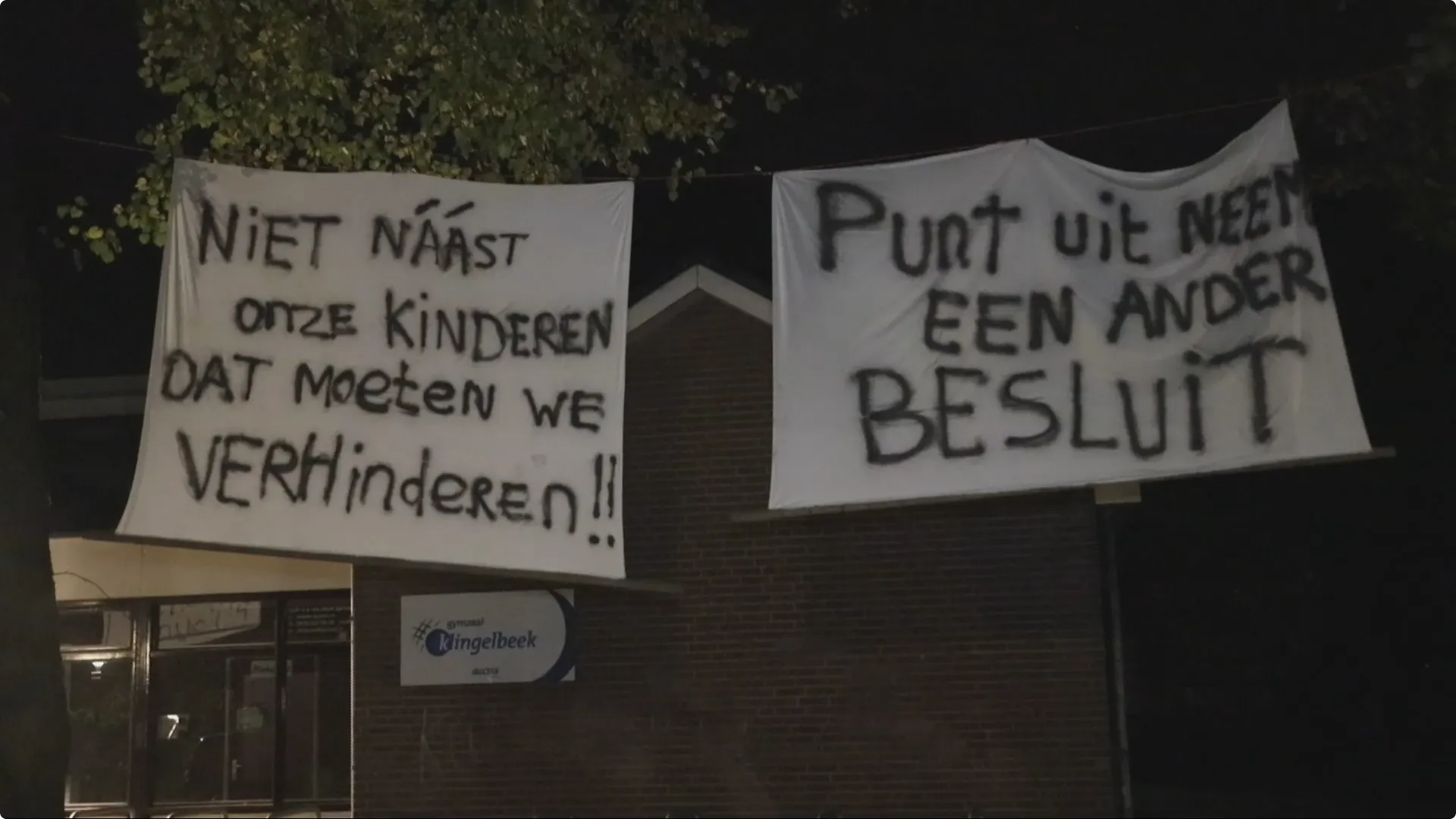 Bij het getroffen pand zijn er meerdere spandoeken opgehangen. Beeld: SPS Media
