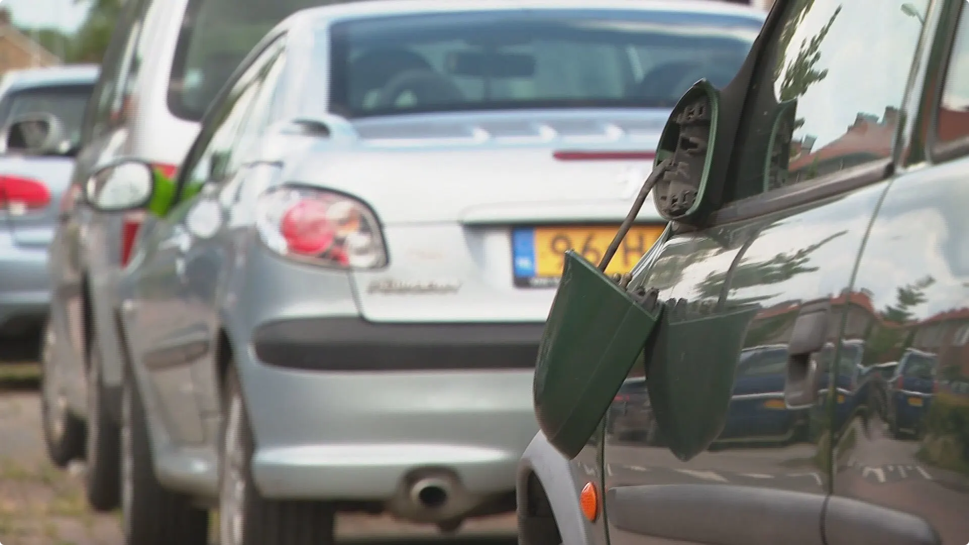 Iemand heeft een drukke nacht achter de rug gehad in Tiel. Daar zijn zaterdagnacht namelijk meerdere auto's vernield, dat meldt de politie op Facebook