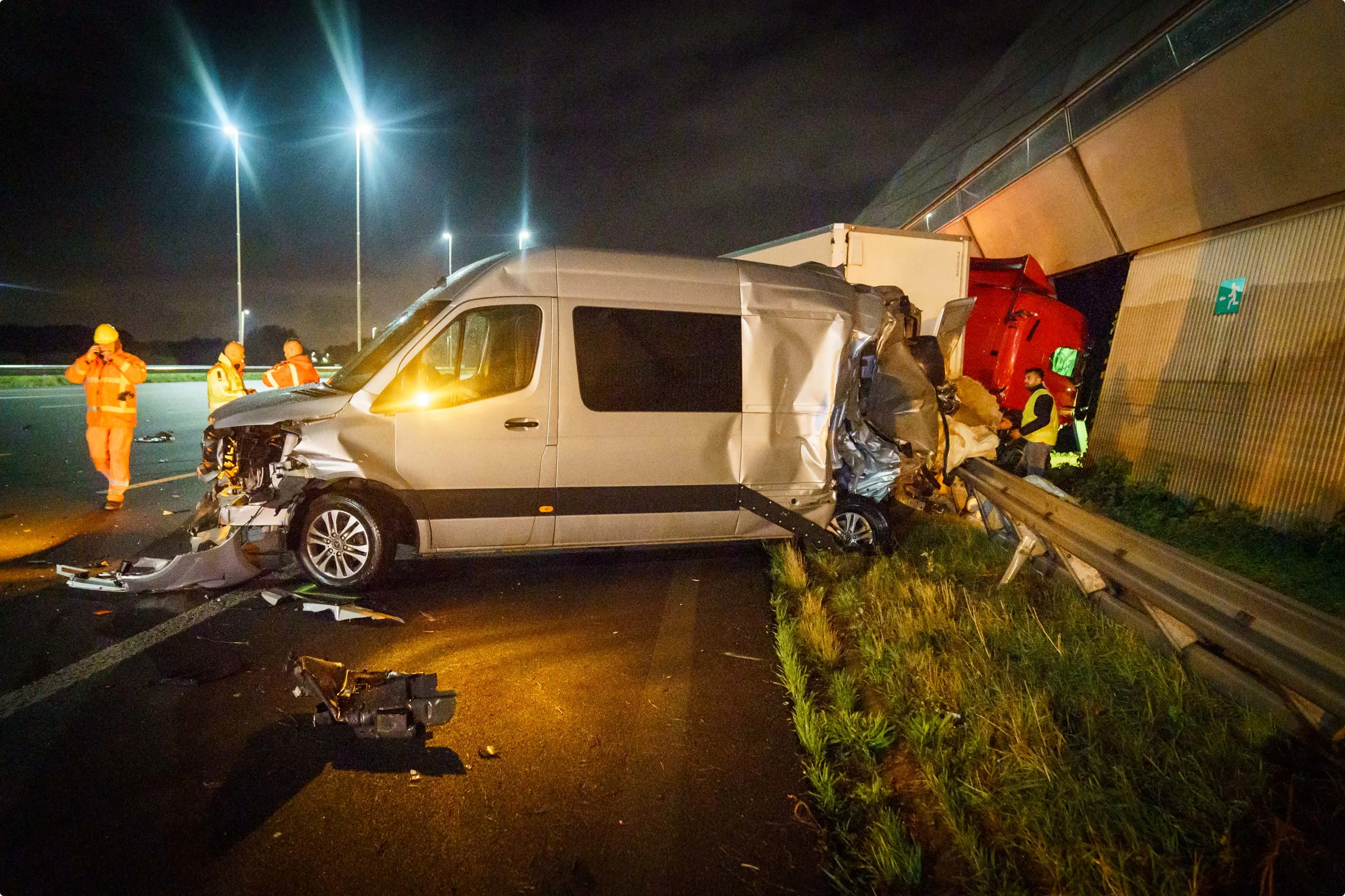 Puinhoop na ongeluk met vrachtwagen A2 Maarssen