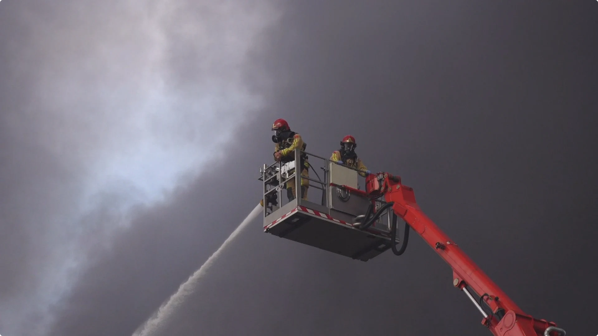 De brandweer probeert vanaf een hoogwerker de brand te blussen. Beeld: SQ Vision