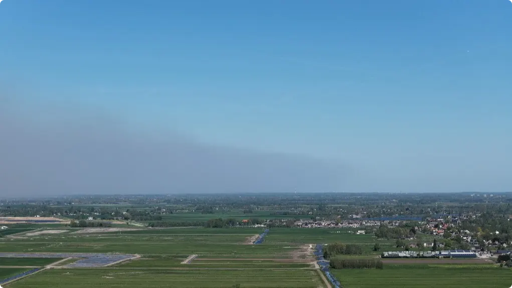 De rook hangt boven Nieuwkoop. Foto: Regio15