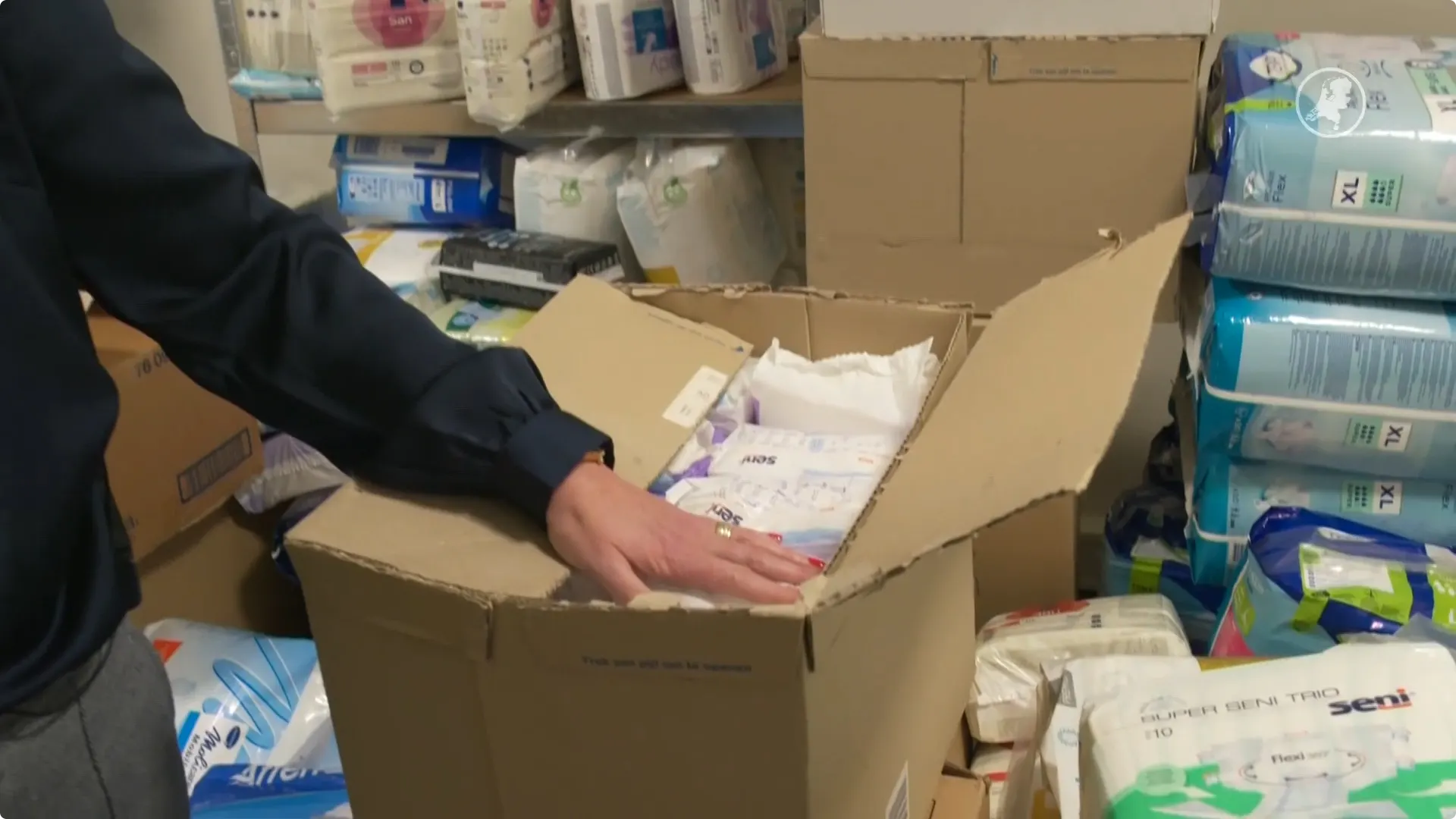 Een geopende doos met daarin incontinentiemateriaal. Beeld: Hart van Nederland