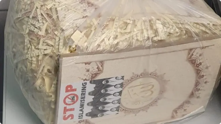 Een foto die de Islamitische Stichting Nederland (ISN) stuurde van de versnipperde korans