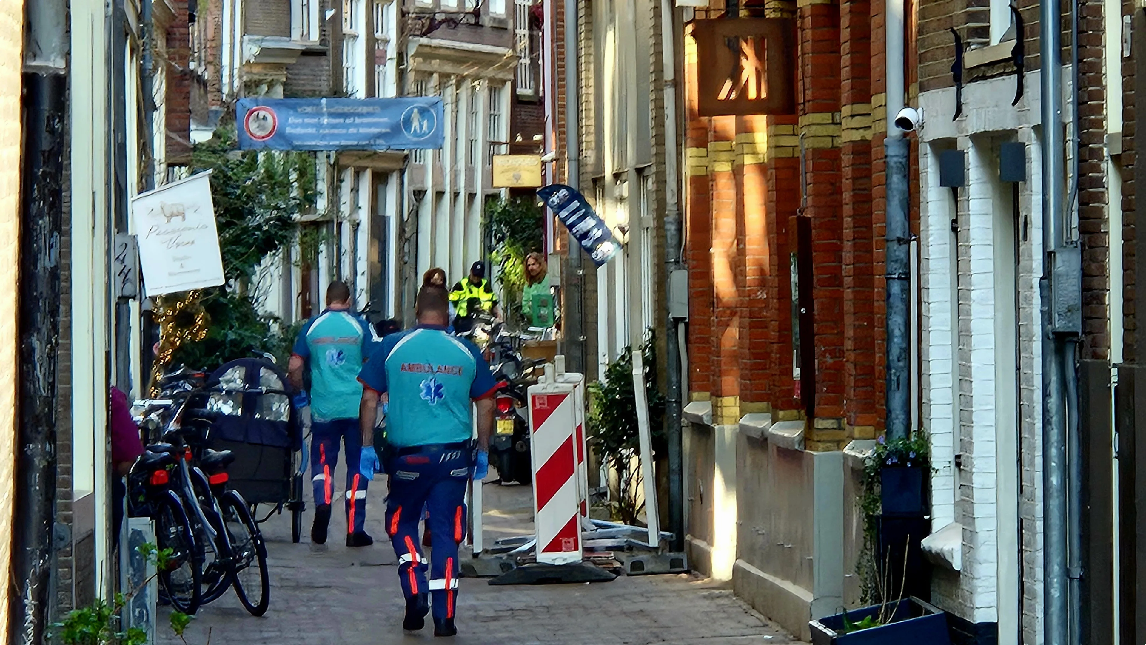 Hulpdiensten bij de Sint Nicolaasstraat waar een steekincident heeft plaatsgevonden, beeld: ANP