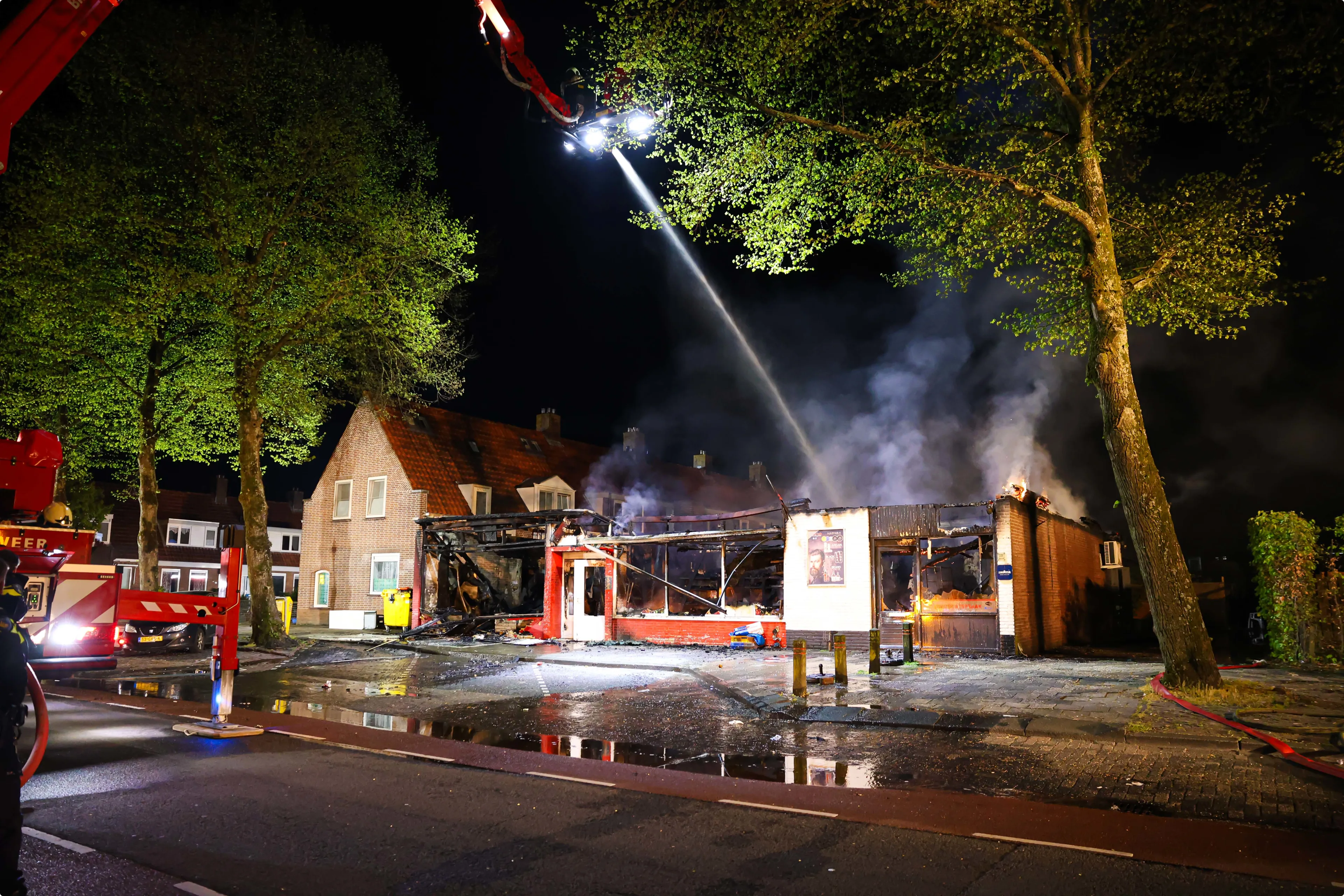 Het gebouw moet als verloren worden beschouwd. Beeld: SPS Media
