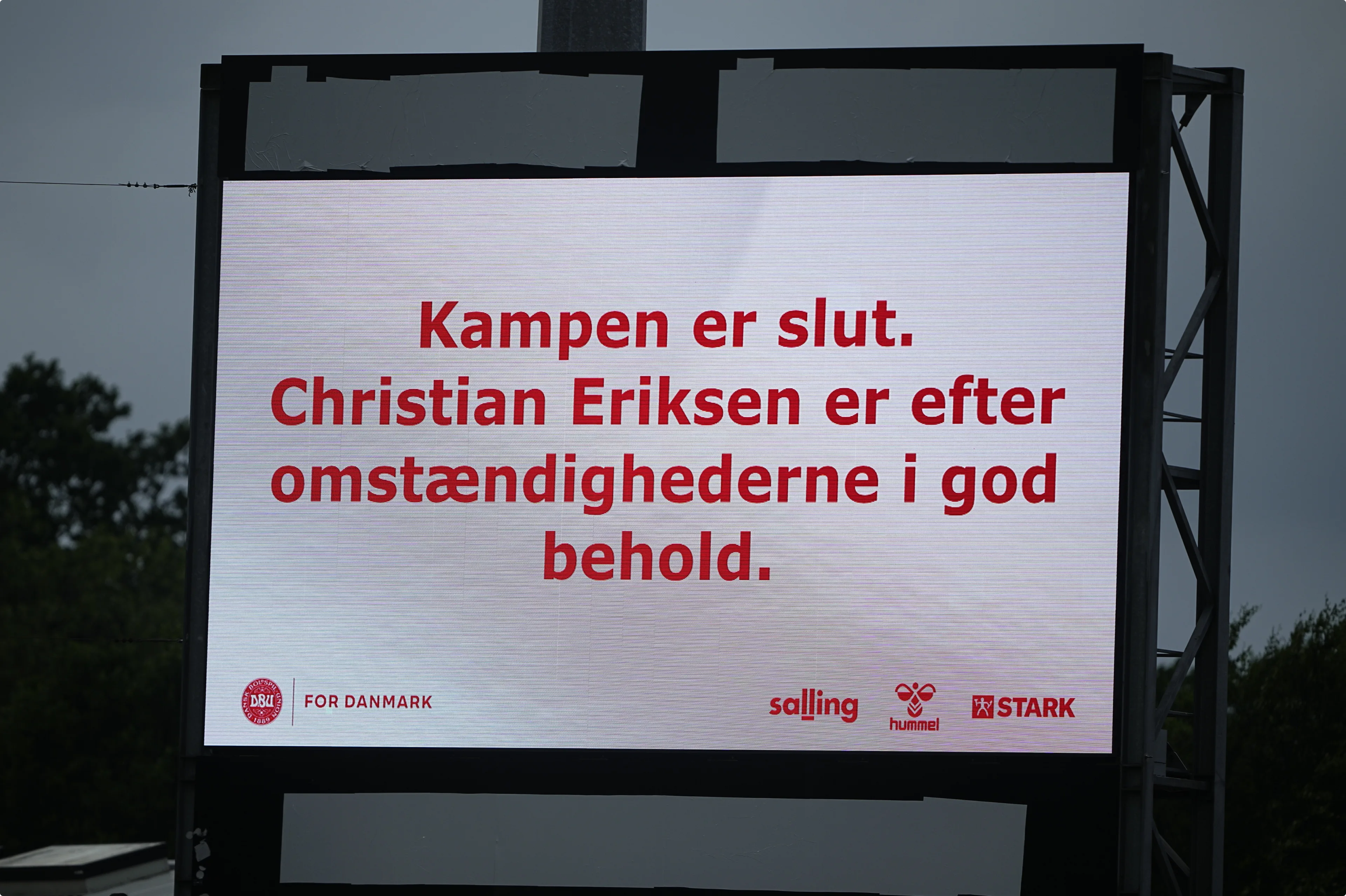 Op het bord staat: 'De wedstrijd is beëindigd. Christian Eriksen maakt het naar omstandigheden goed'. Foto: ANP