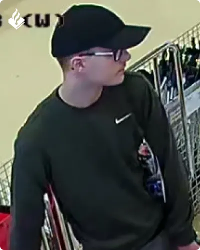 De verdachte die een paar dagen voor de inbraak werd gezien in een bouwmarkt in Assen. Beeld: Politie