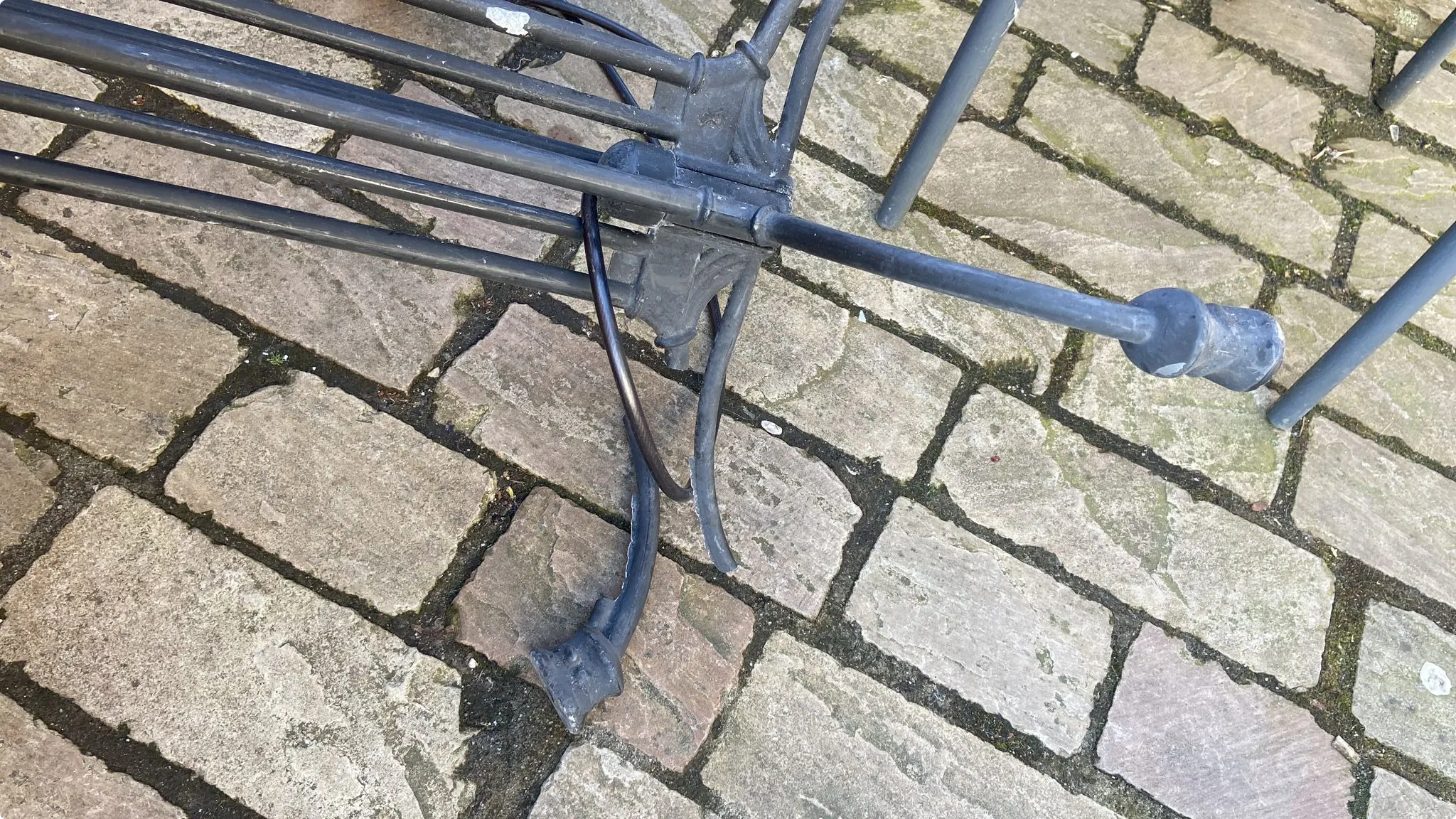 Poten van sommige tafels zijn finaal doormidden getrapt (Beeld: Priscilla Bouw)