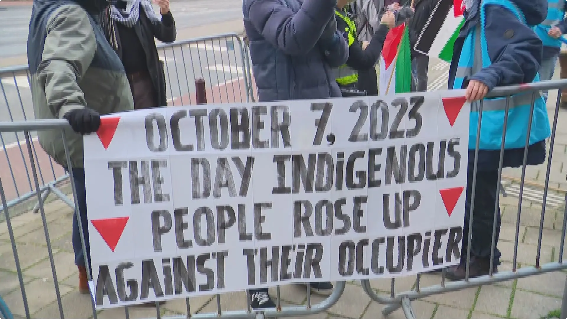 Het spandoek bij de actie bij het Amsterdamse Concertgebouw