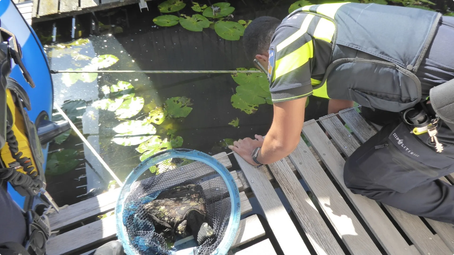 De politie zoekt nog verder in het water na de vondst van de schoen. Beeld: Ria